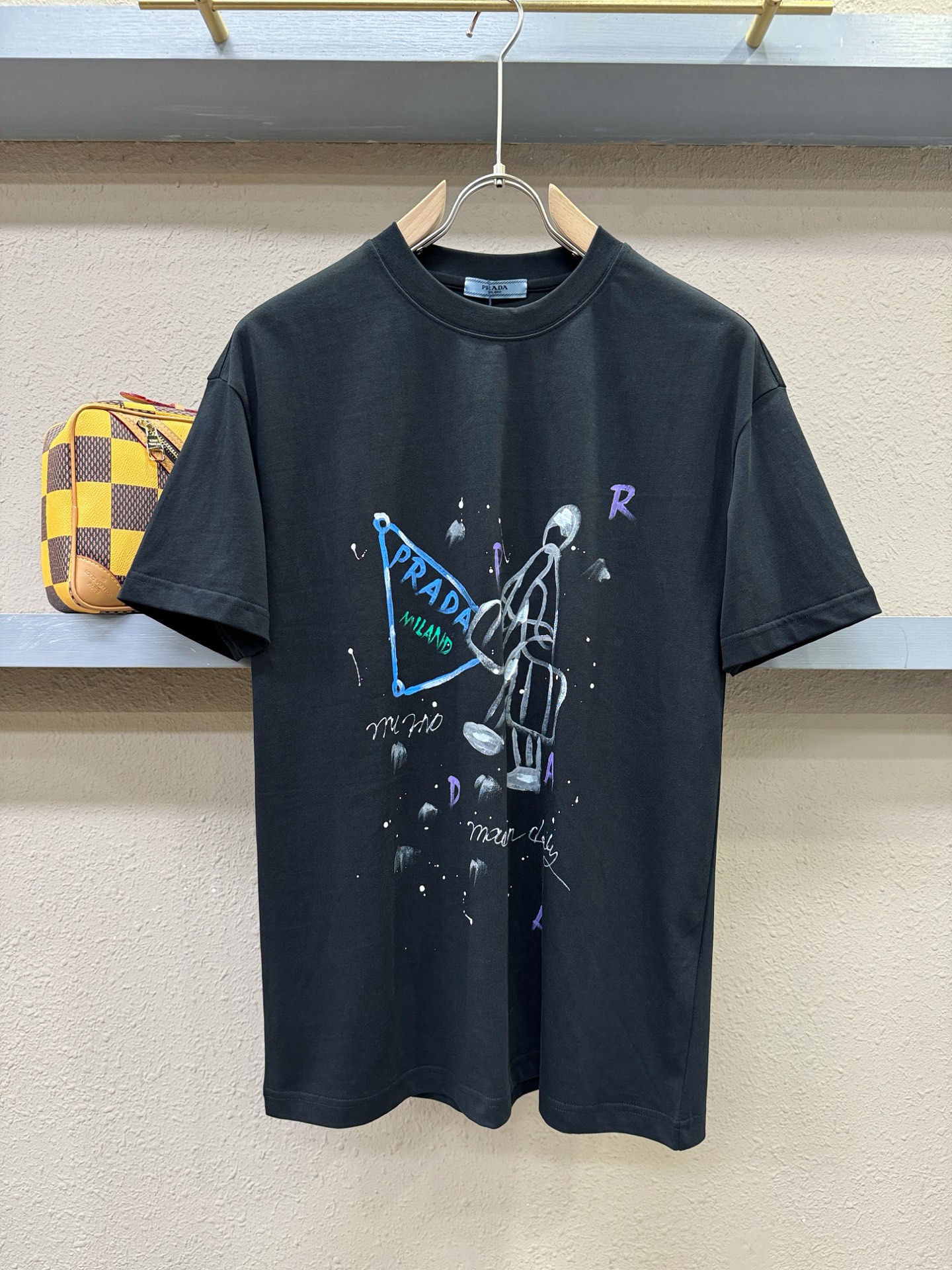 PRADA 普拉达 2026新款短袖T恤！走秀图案时尚休闲短袖T恤衫！设计logo设计！极具设计精选客供