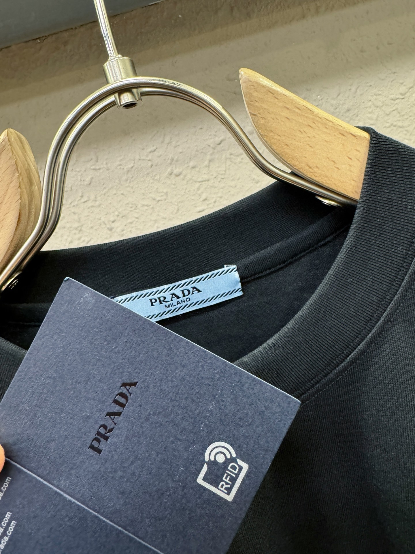 PRADA 普拉达 2026新款短袖T恤！走秀图案时尚休闲短袖T恤衫！设计logo设计！极具设计精选客供