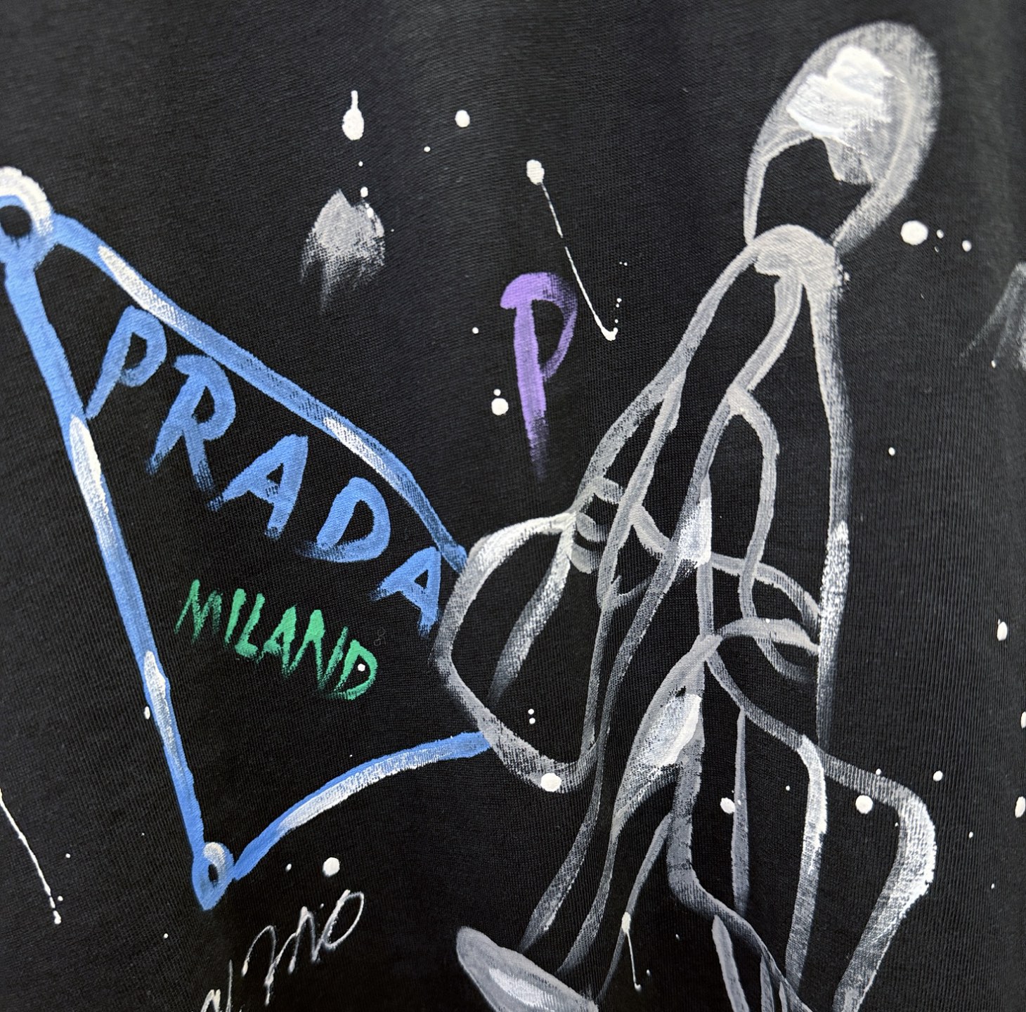 PRADA 普拉达 2026新款短袖T恤！走秀图案时尚休闲短袖T恤衫！设计logo设计！极具设计精选客供