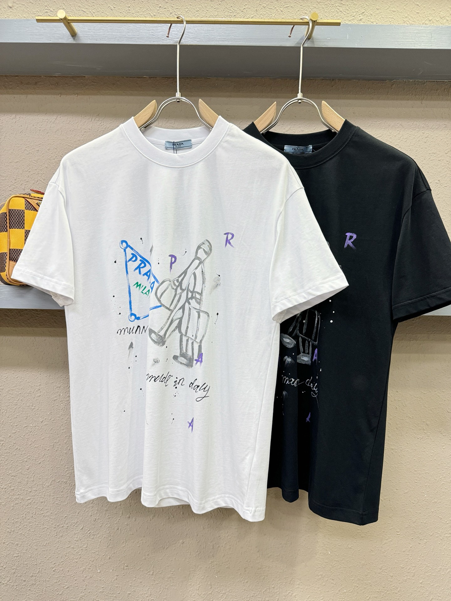 PRADA 普拉达 2026新款短袖T恤！走秀图案时尚休闲短袖T恤衫！设计logo设计！极具设计精选客供
