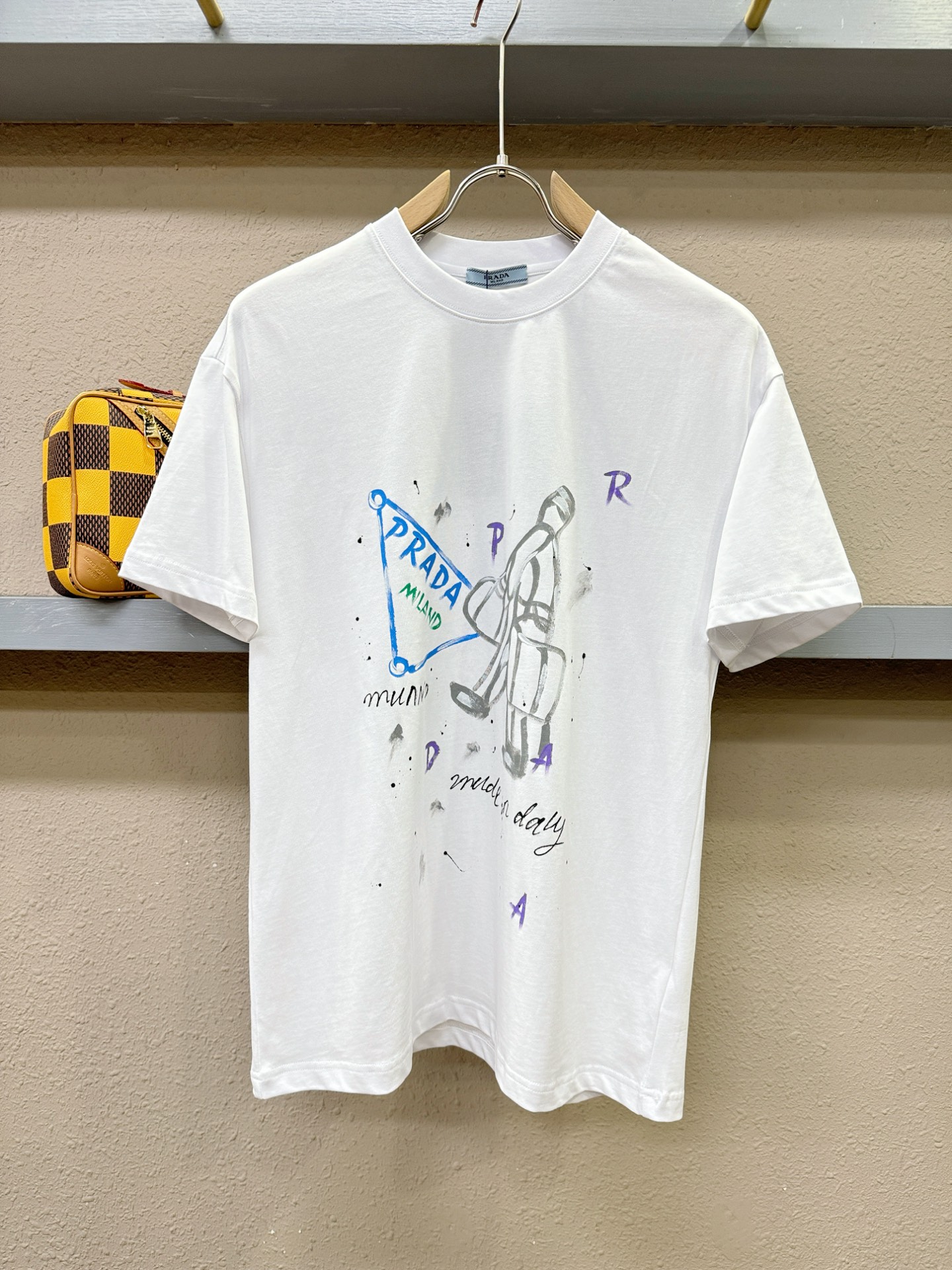 PRADA 普拉达 2026新款短袖T恤！走秀图案时尚休闲短袖T恤衫！设计logo设计！极具设计精选客供