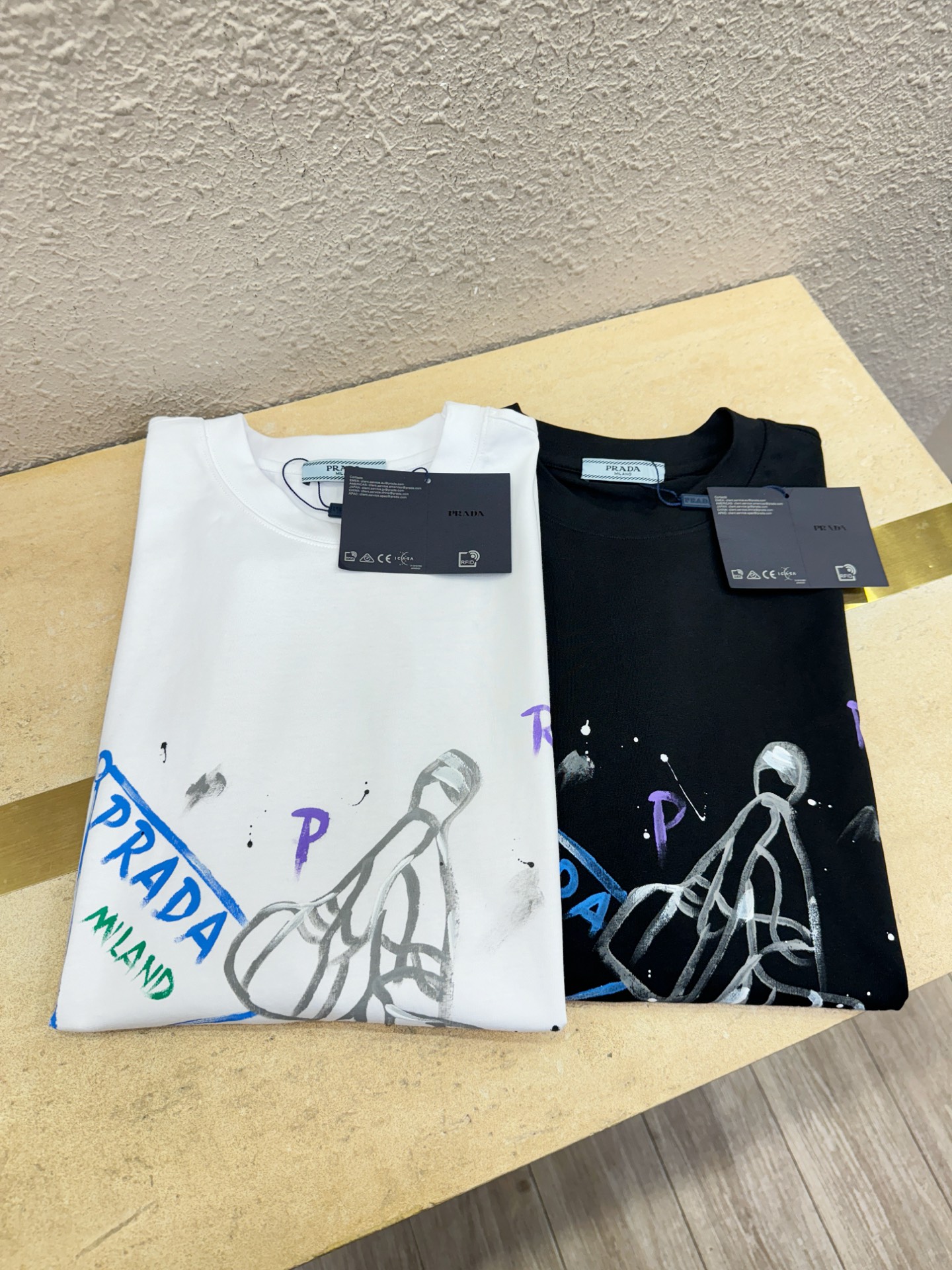 PRADA 普拉达 2026新款短袖T恤！走秀图案时尚休闲短袖T恤衫！设计logo设计！极具设计精选客供