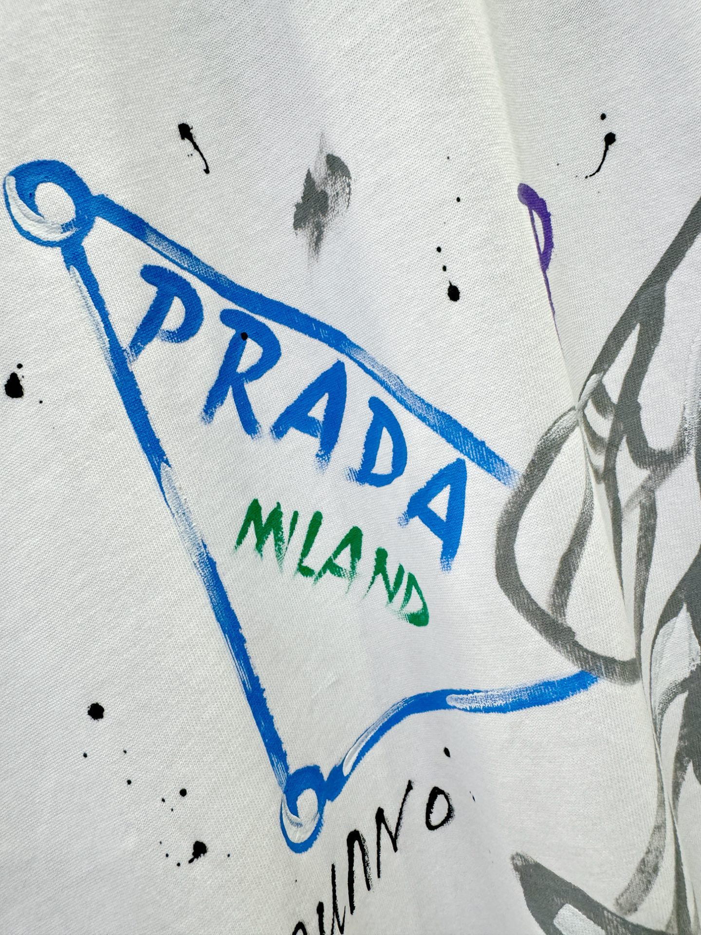 PRADA 普拉达 2026新款短袖T恤！走秀图案时尚休闲短袖T恤衫！设计logo设计！极具设计精选客供