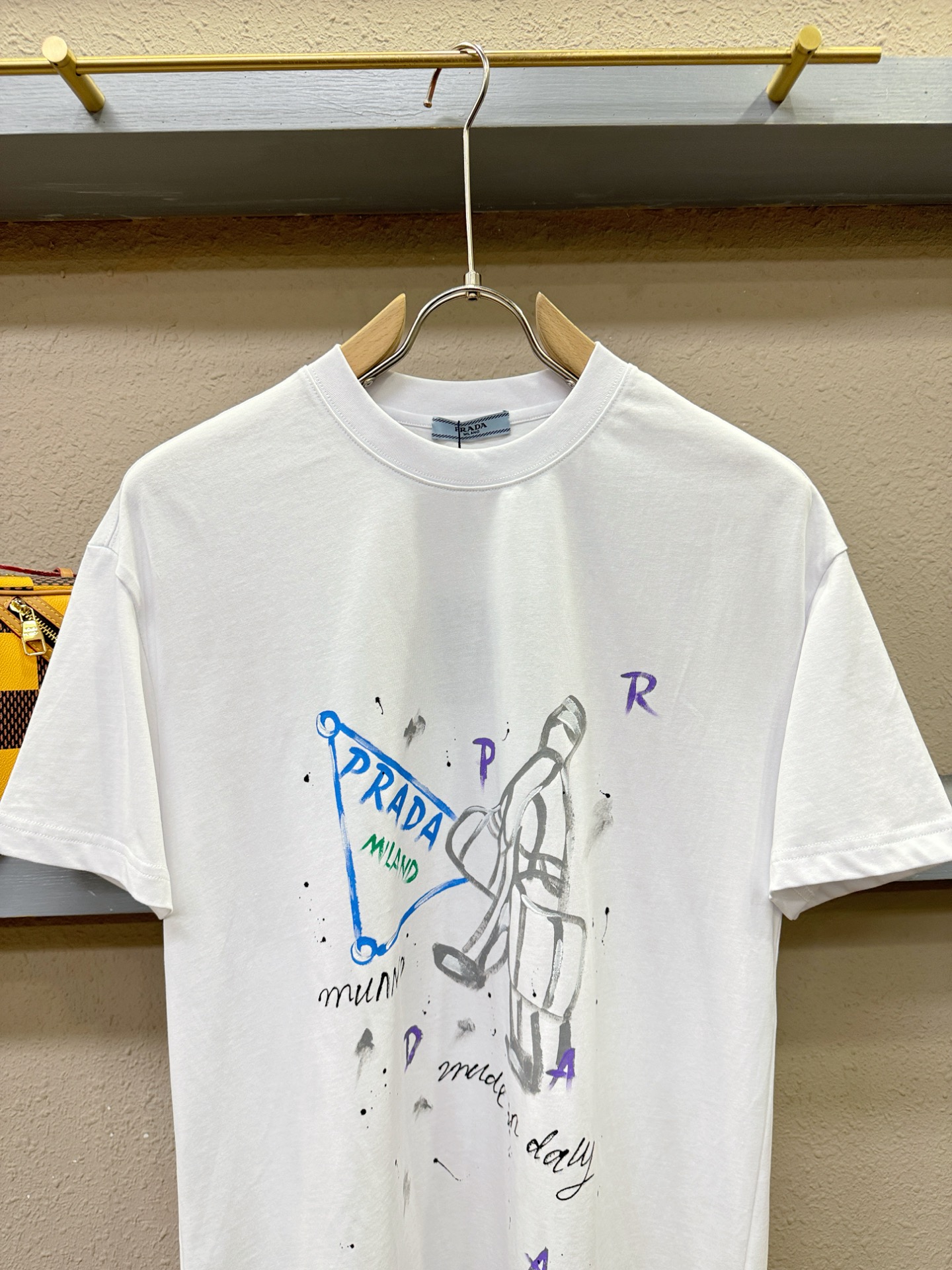 PRADA 普拉达 2026新款短袖T恤！走秀图案时尚休闲短袖T恤衫！设计logo设计！极具设计精选客供