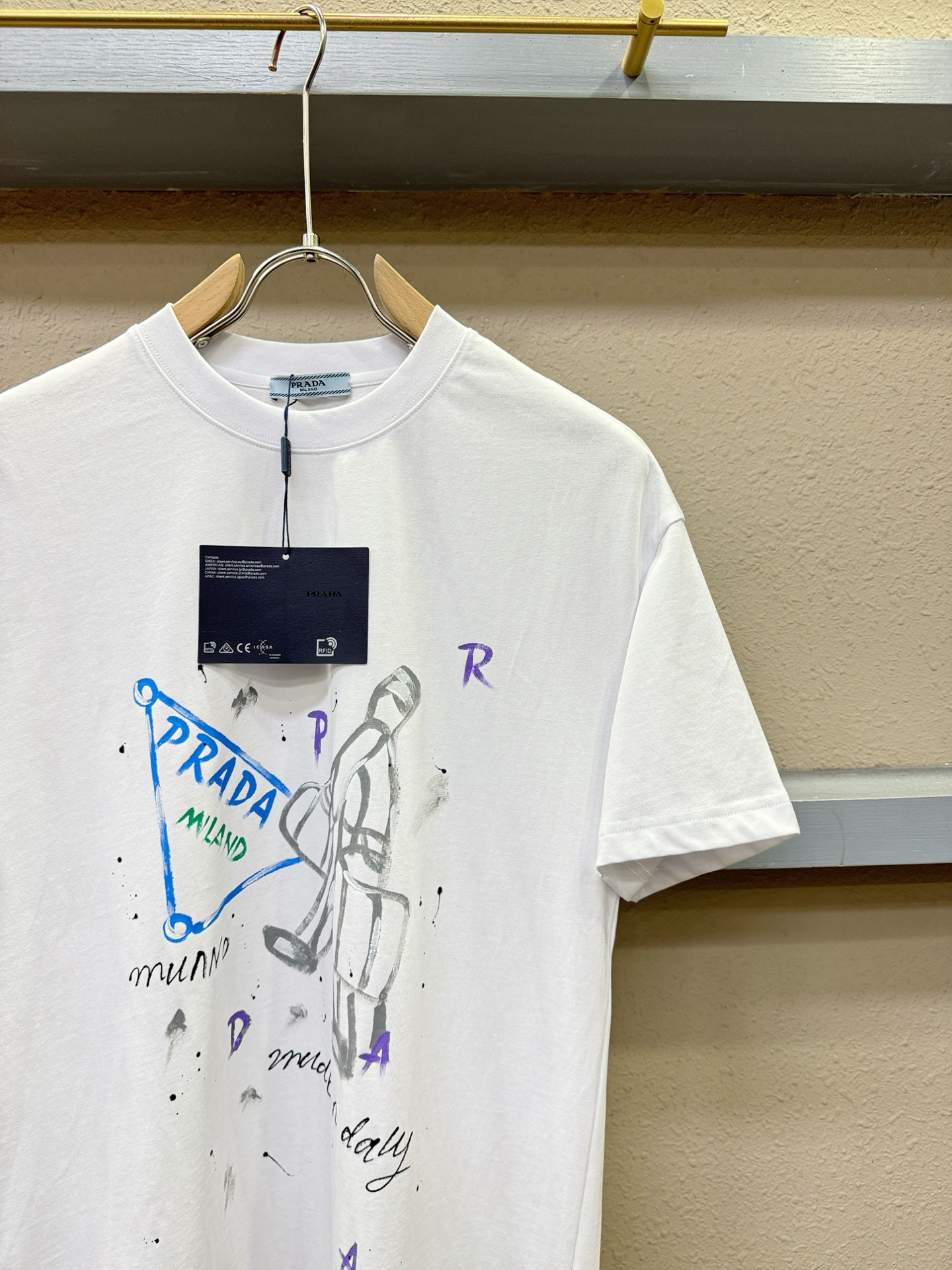 PRADA 普拉达 2026新款短袖T恤！走秀图案时尚休闲短袖T恤衫！设计logo设计！极具设计精选客供