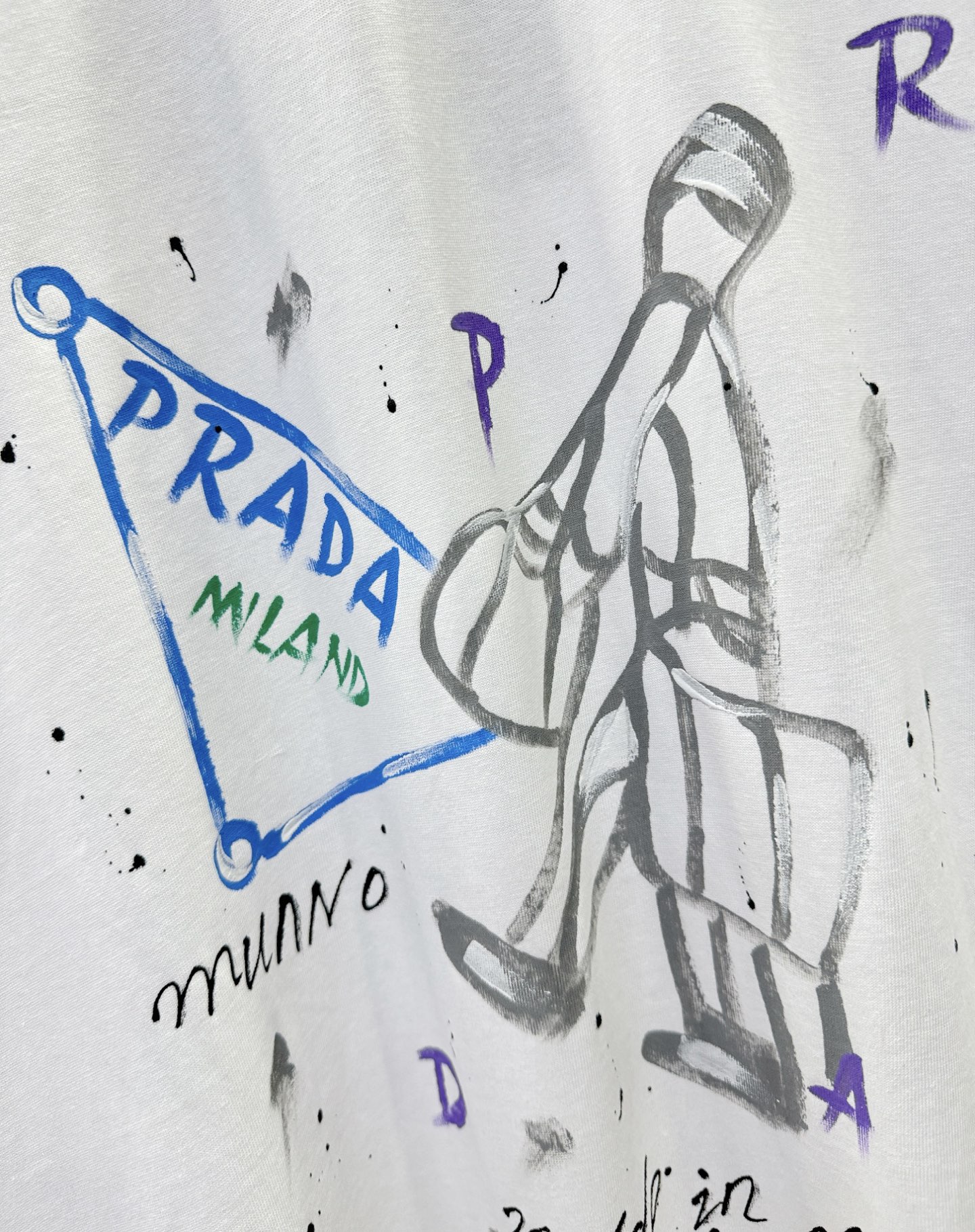 PRADA 普拉达 2026新款短袖T恤！走秀图案时尚休闲短袖T恤衫！设计logo设计！极具设计精选客供