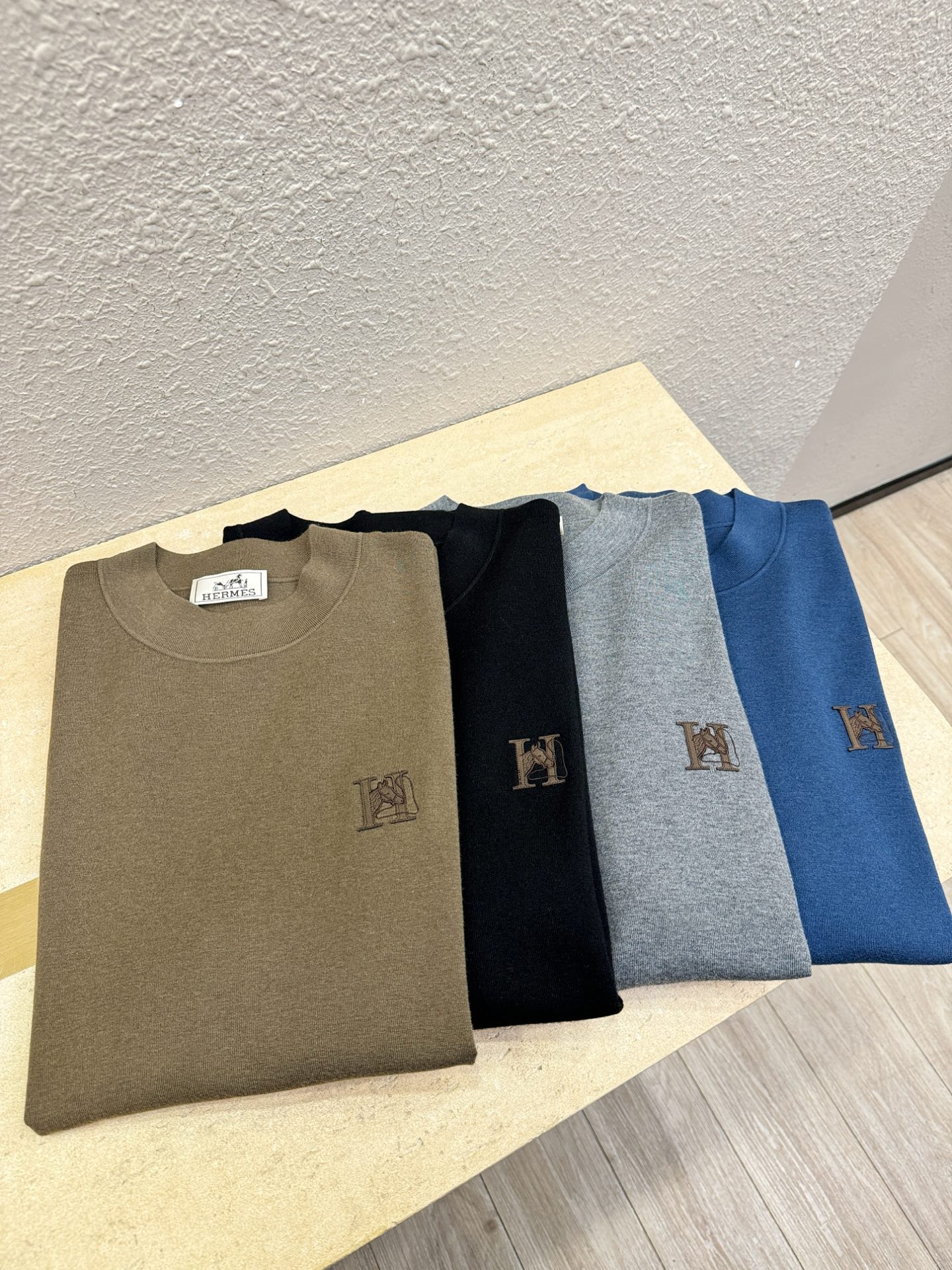 Hermès爱马仕 秋冬新款羊绒短袖毛衣，羊绒+羊毛，顶级羊毛面料，手感柔软。 logo图案设计，贸易公