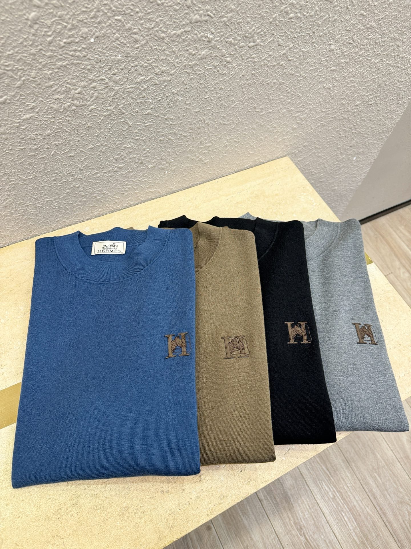 Hermès爱马仕 秋冬新款羊绒短袖毛衣，羊绒+羊毛，顶级羊毛面料，手感柔软。 logo图案设计，贸易公