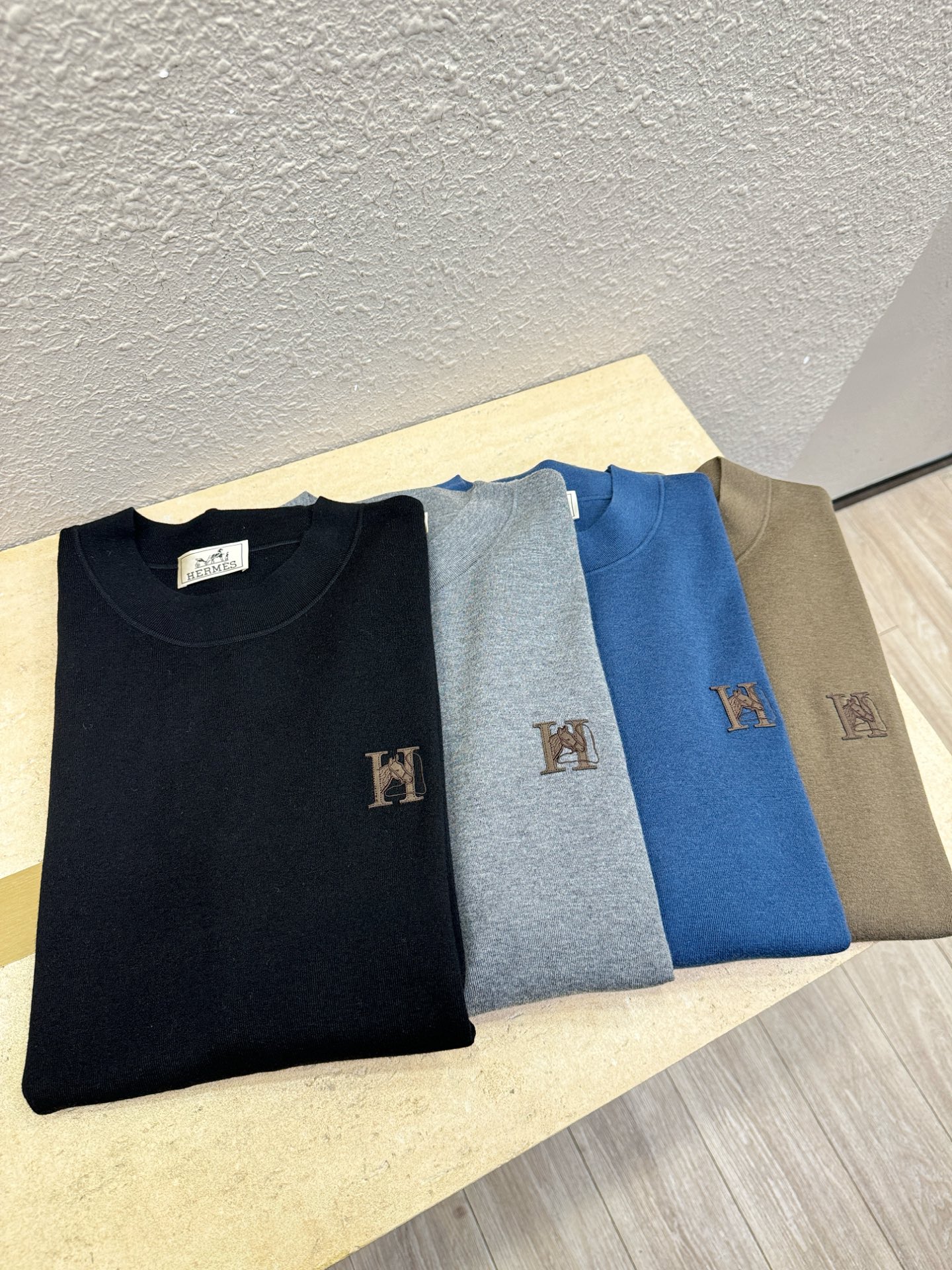 Hermès爱马仕 秋冬新款羊绒短袖毛衣，羊绒+羊毛，顶级羊毛面料，手感柔软。 logo图案设计，贸易公