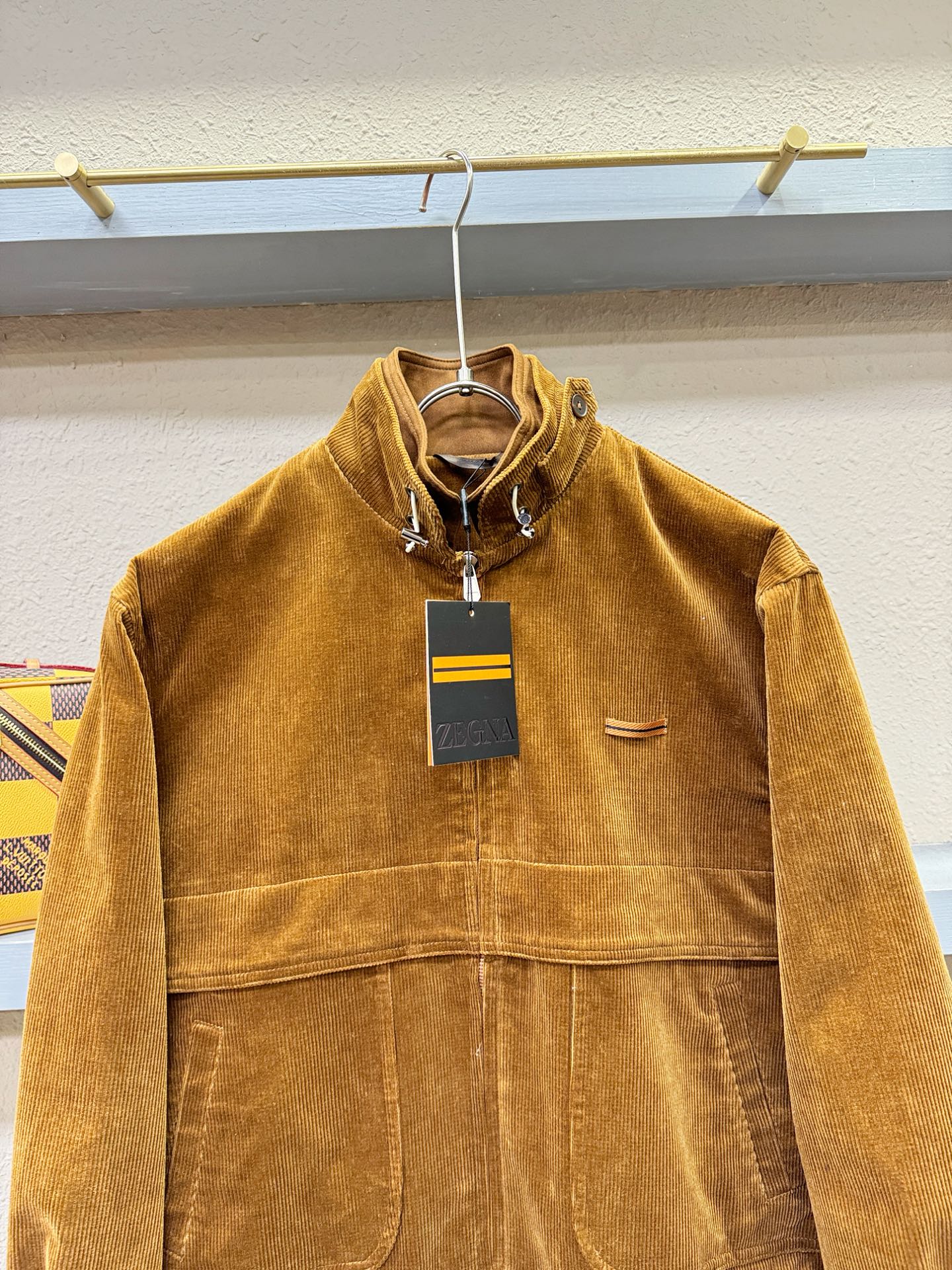 Ermenegildo Zeg*a杰*亚 2025秋冬新款灯芯绒夹克外套 定制面料 设计造型增添了一份干