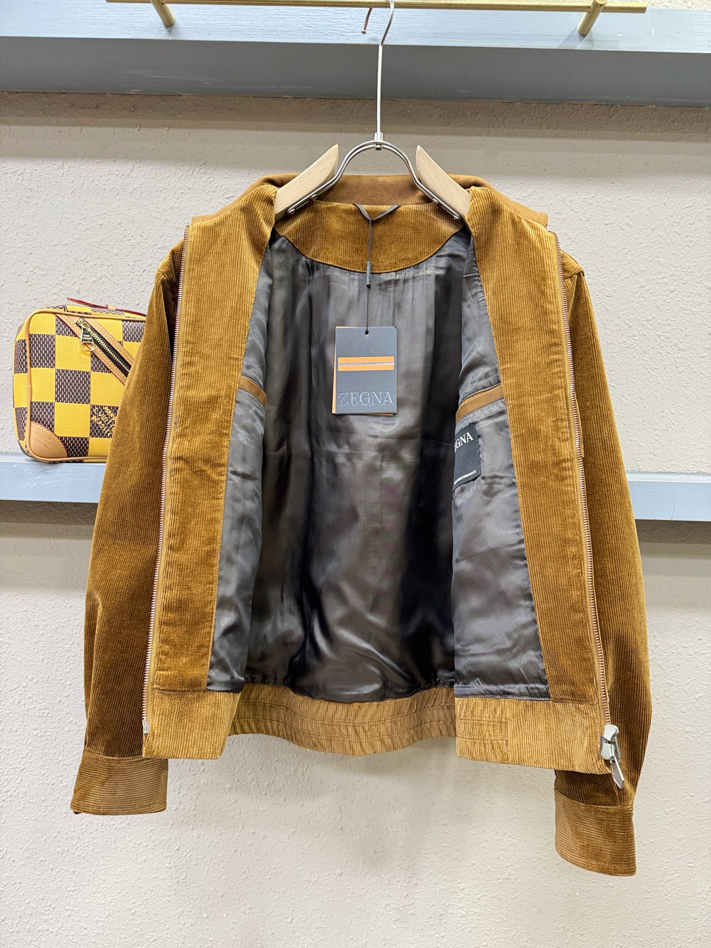 Ermenegildo Zeg*a杰*亚 2025秋冬新款灯芯绒夹克外套 定制面料 设计造型增添了一份干