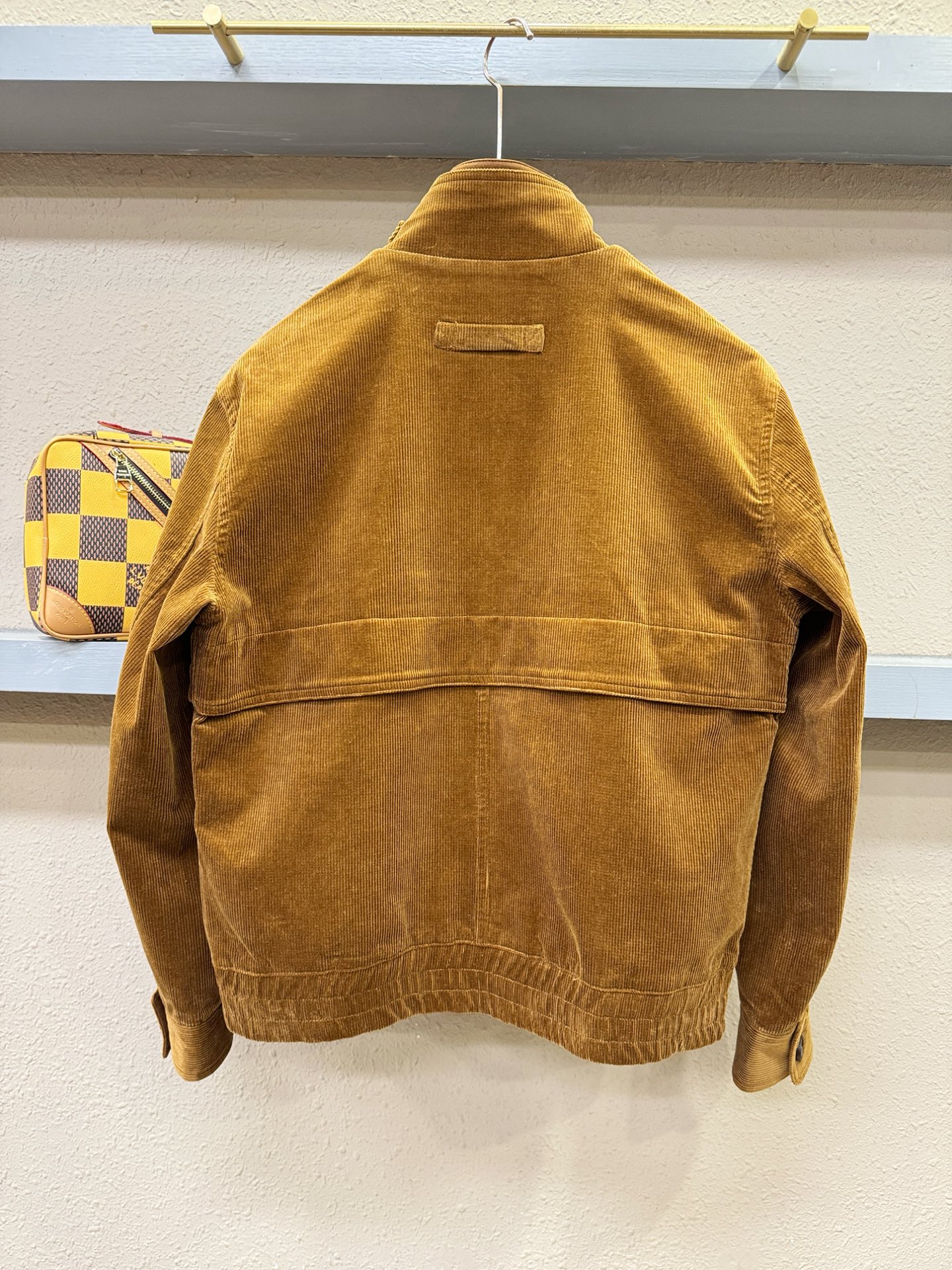 Ermenegildo Zeg*a杰*亚 2025秋冬新款灯芯绒夹克外套 定制面料 设计造型增添了一份干