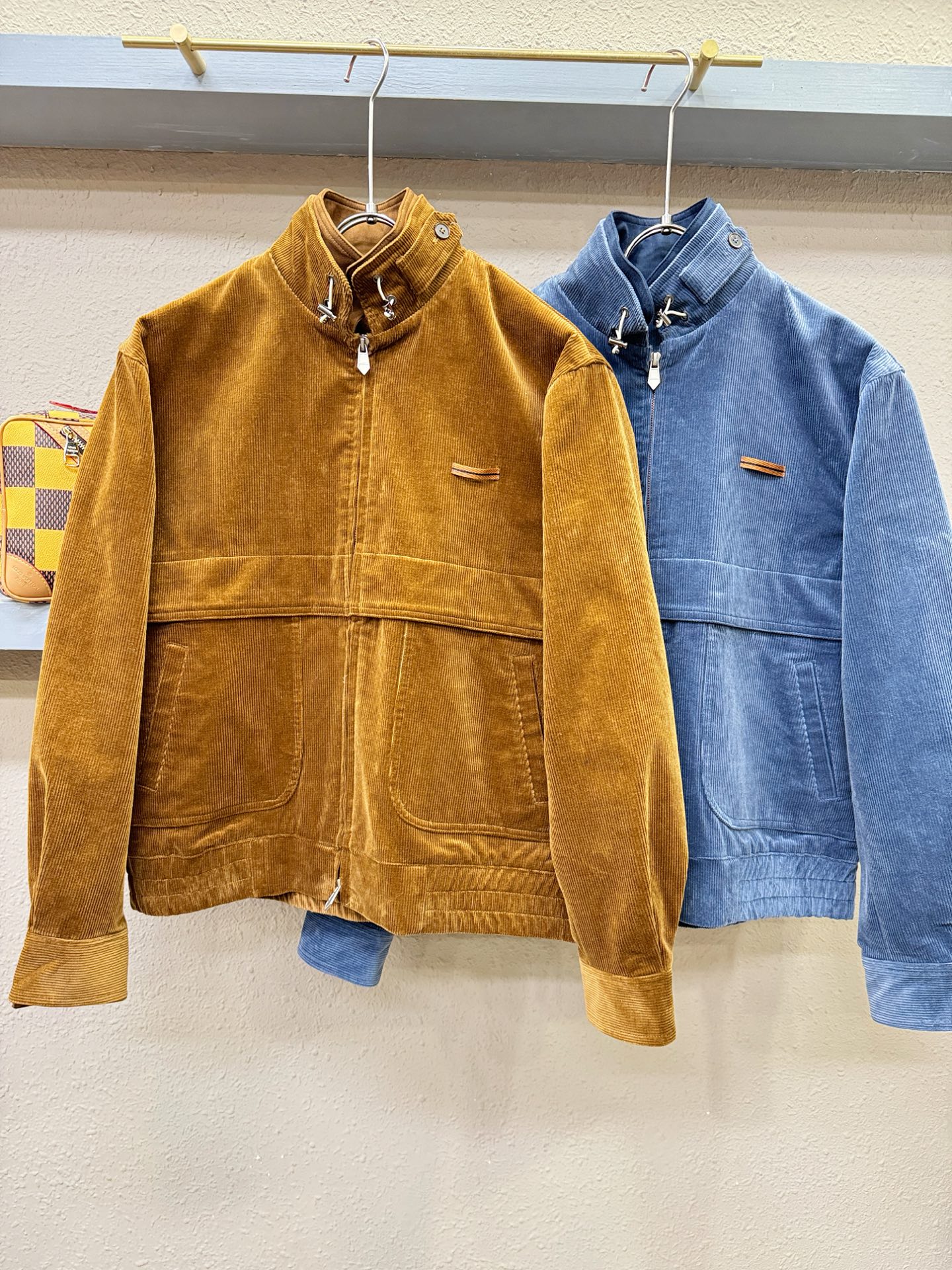 Ermenegildo Zeg*a杰*亚 2025秋冬新款灯芯绒夹克外套 定制面料 设计造型增添了一份干