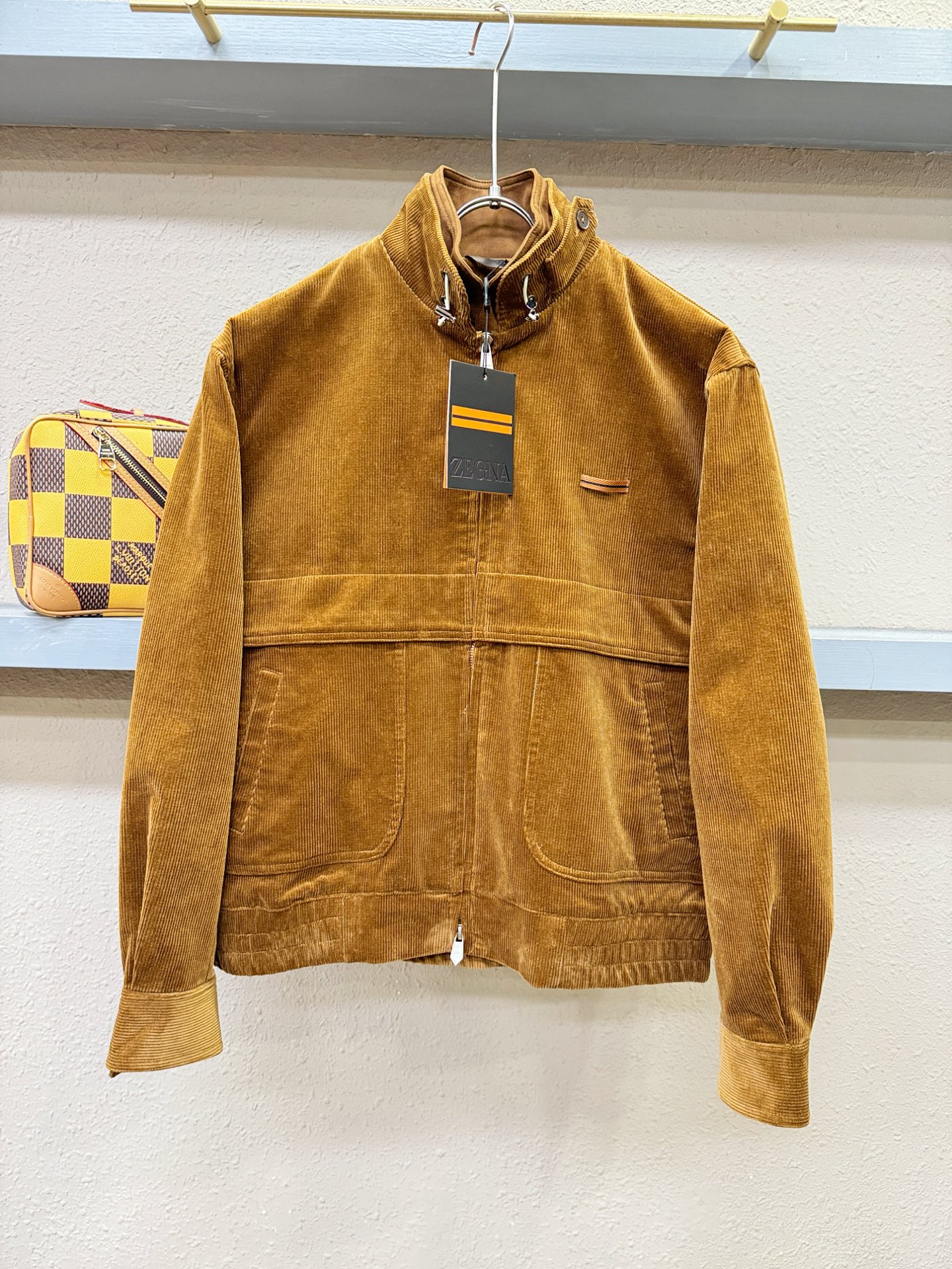 Ermenegildo Zeg*a杰*亚 2025秋冬新款灯芯绒夹克外套 定制面料 设计造型增添了一份干