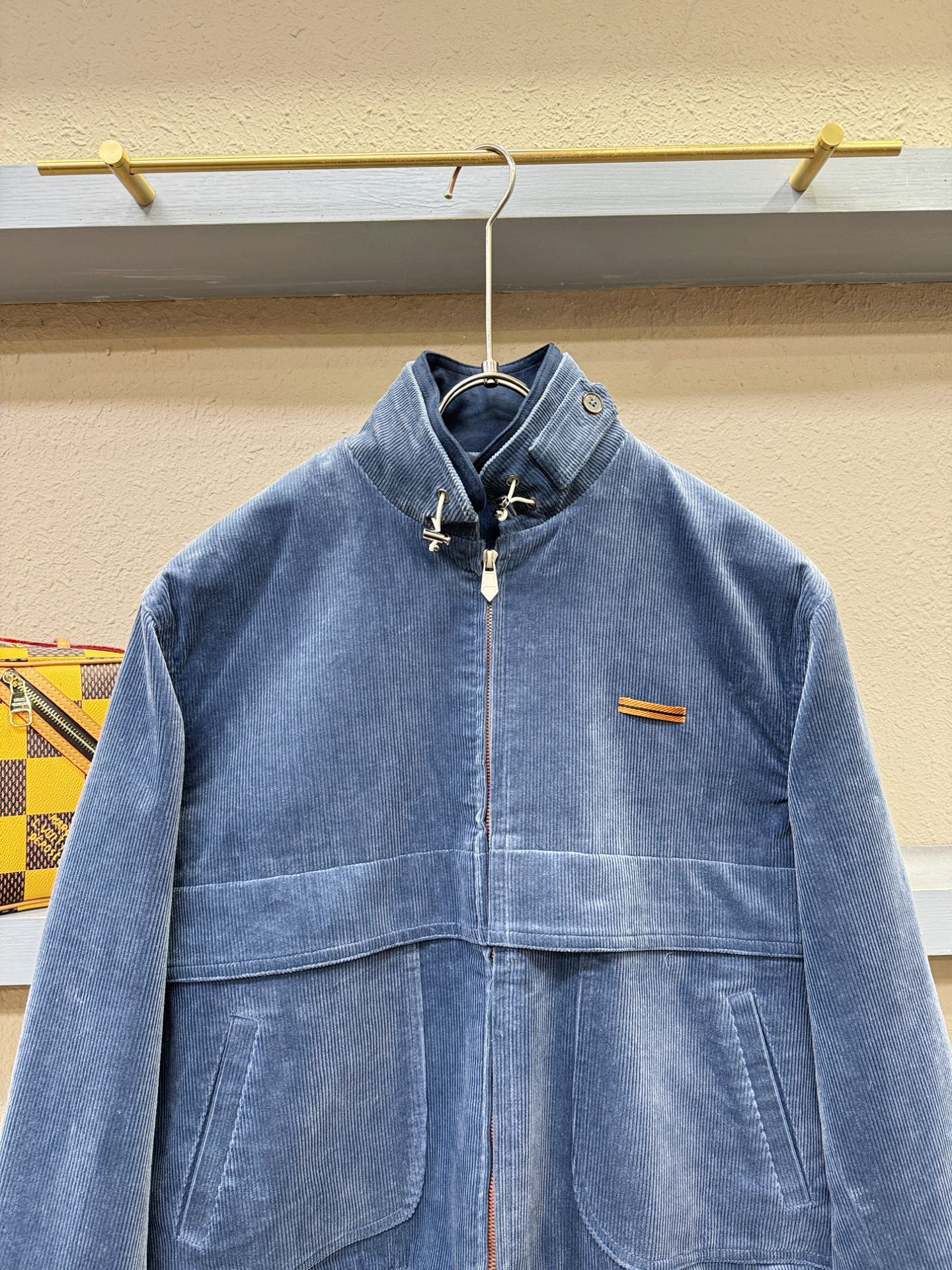 Ermenegildo Zeg*a杰*亚 2025秋冬新款灯芯绒夹克外套 定制面料 设计造型增添了一份干