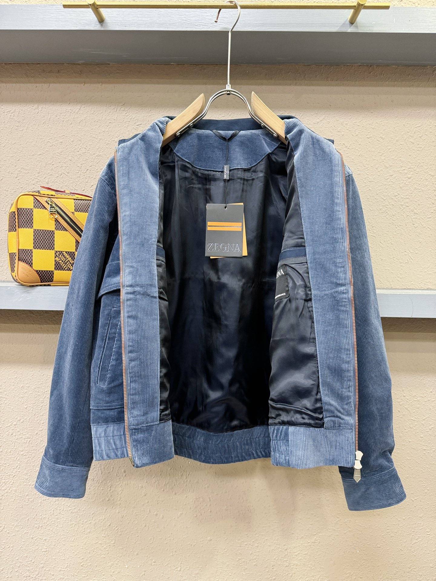 Ermenegildo Zeg*a杰*亚 2025秋冬新款灯芯绒夹克外套 定制面料 设计造型增添了一份干