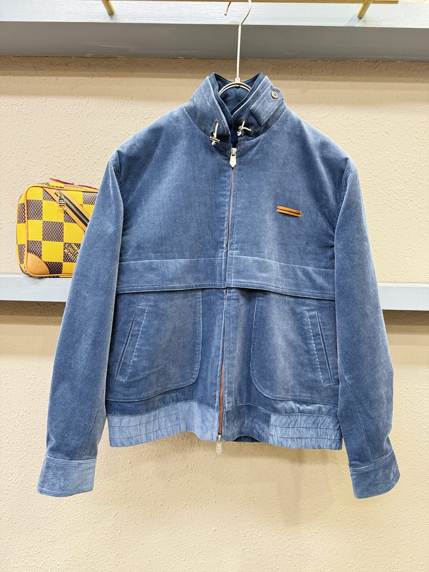 Ermenegildo Zeg*a杰*亚 2025秋冬新款灯芯绒夹克外套 定制面料 设计造型增添了一份干