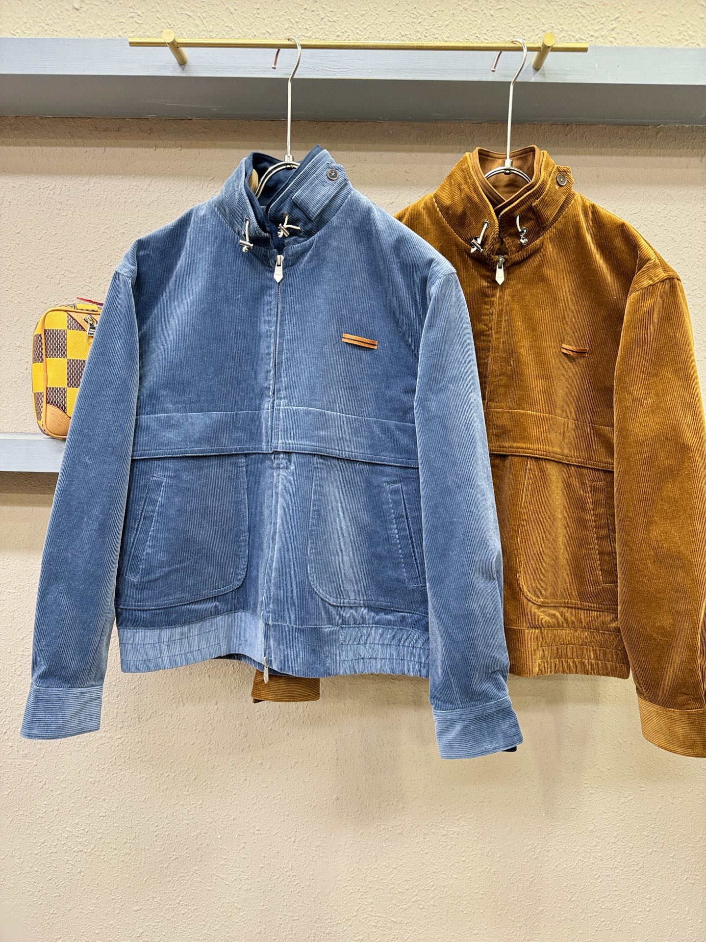 Ermenegildo Zeg*a杰*亚 2025秋冬新款灯芯绒夹克外套 定制面料 设计造型增添了一份干