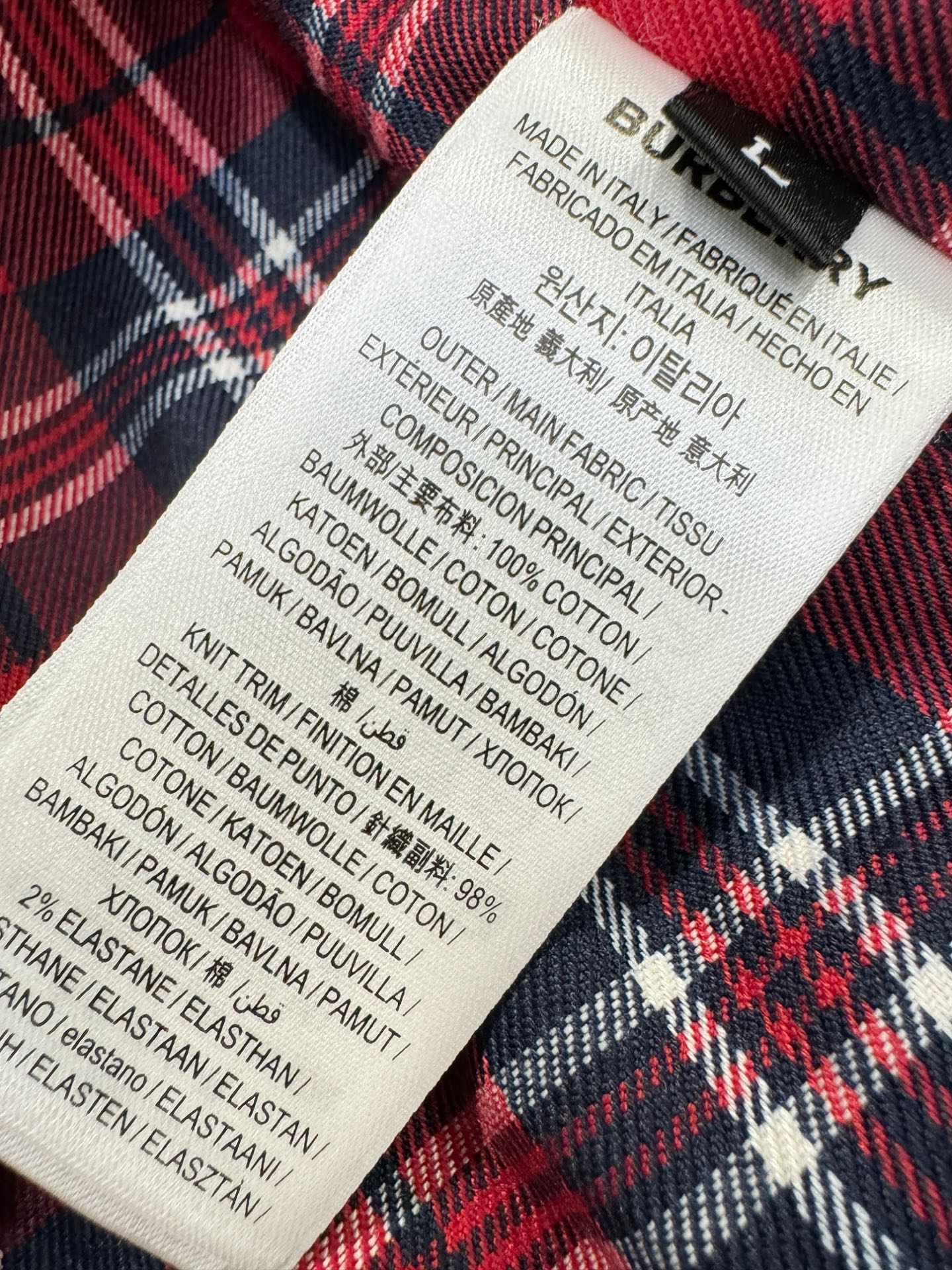 BURBERRY巴宝莉 2025秋冬新款夹克外套 定制面料 设计造型增添了一份干练与精神，精心挑选的高品