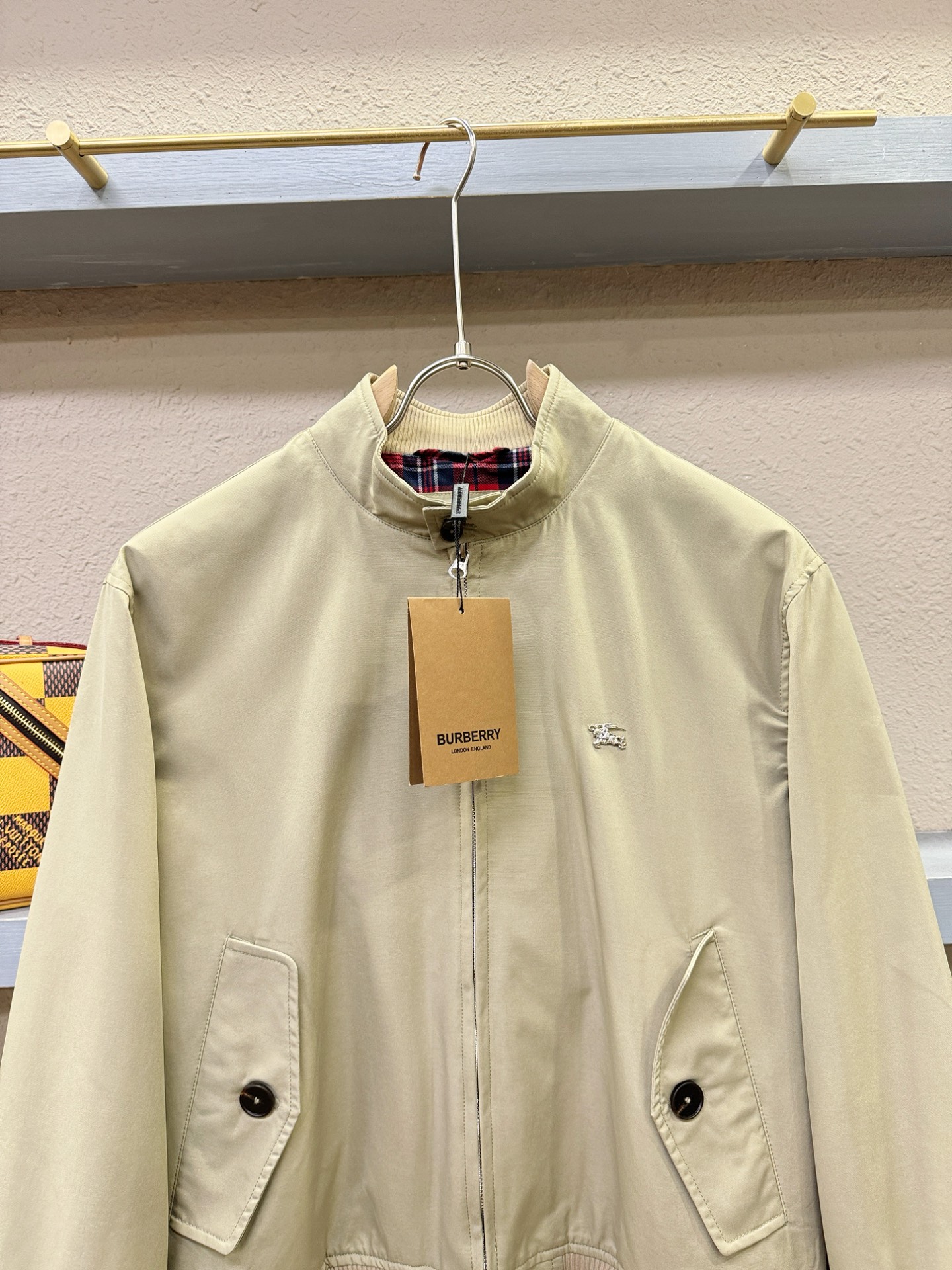 BURBERRY巴宝莉 2025秋冬新款夹克外套 定制面料 设计造型增添了一份干练与精神，精心挑选的高品