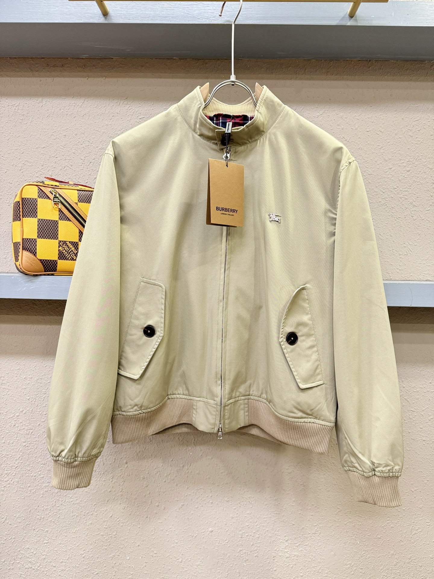 BURBERRY巴宝莉 2025秋冬新款夹克外套 定制面料 设计造型增添了一份干练与精神，精心挑选的高品