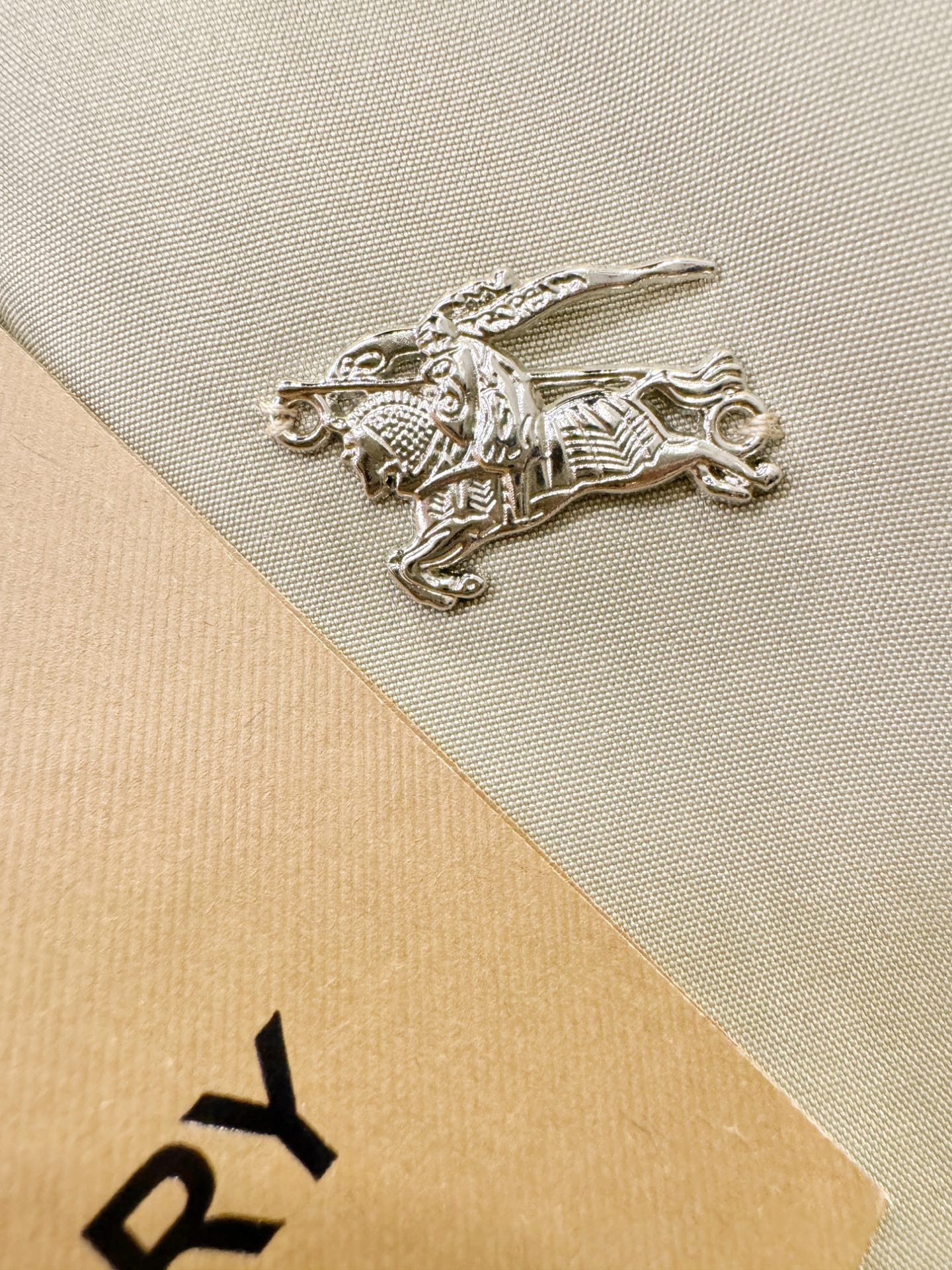 BURBERRY巴宝莉 2025秋冬新款夹克外套 定制面料 设计造型增添了一份干练与精神，精心挑选的高品