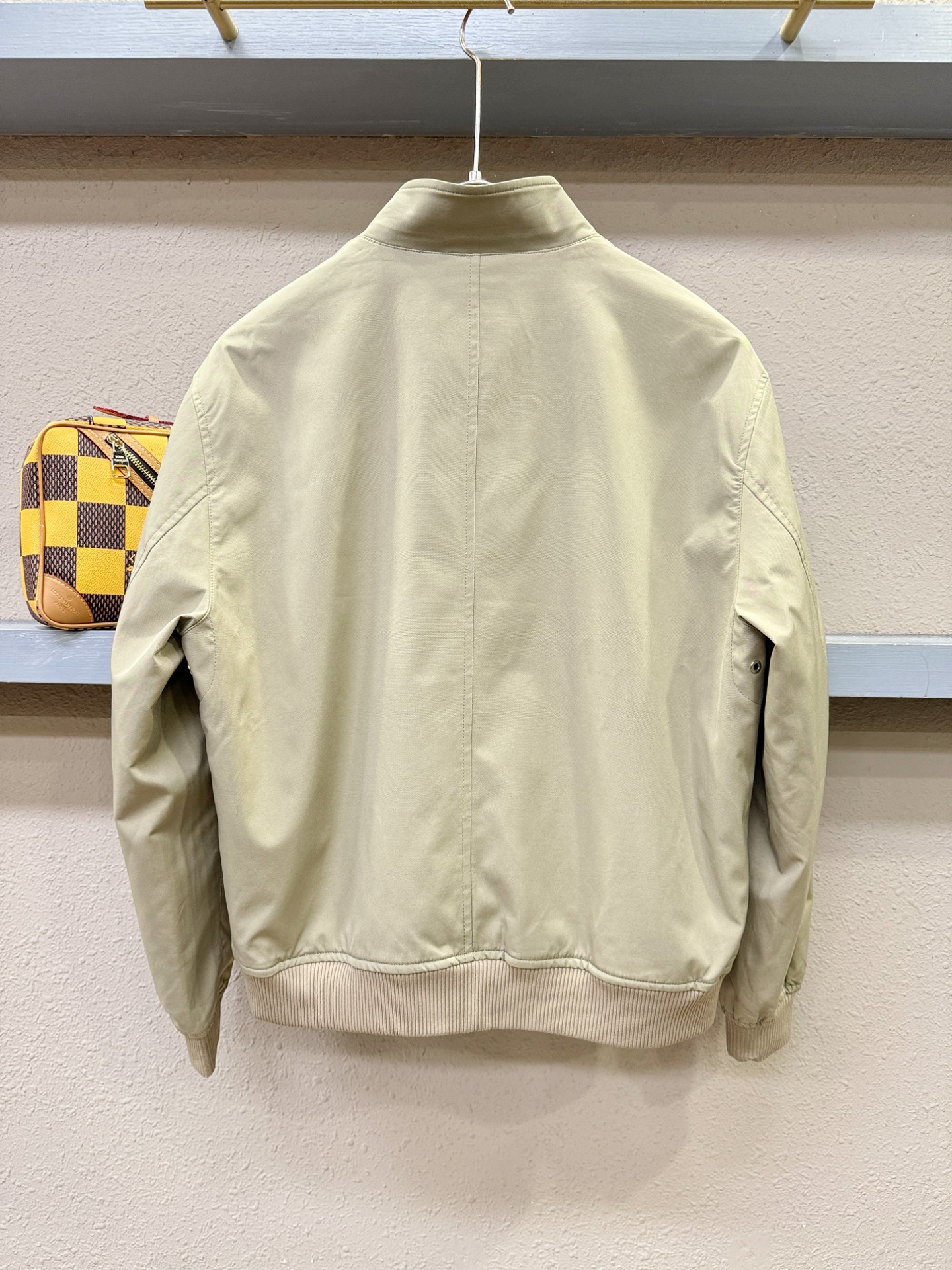 BURBERRY巴宝莉 2025秋冬新款夹克外套 定制面料 设计造型增添了一份干练与精神，精心挑选的高品