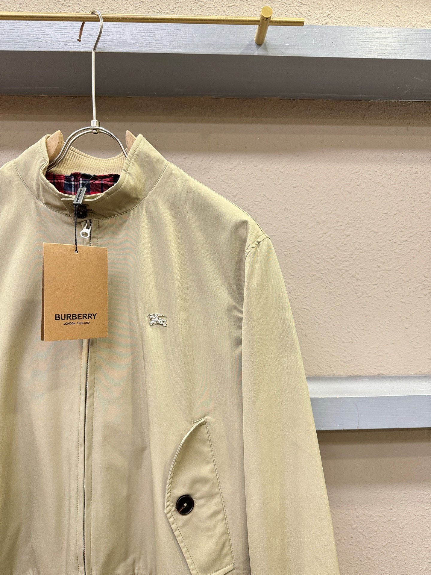 BURBERRY巴宝莉 2025秋冬新款夹克外套 定制面料 设计造型增添了一份干练与精神，精心挑选的高品