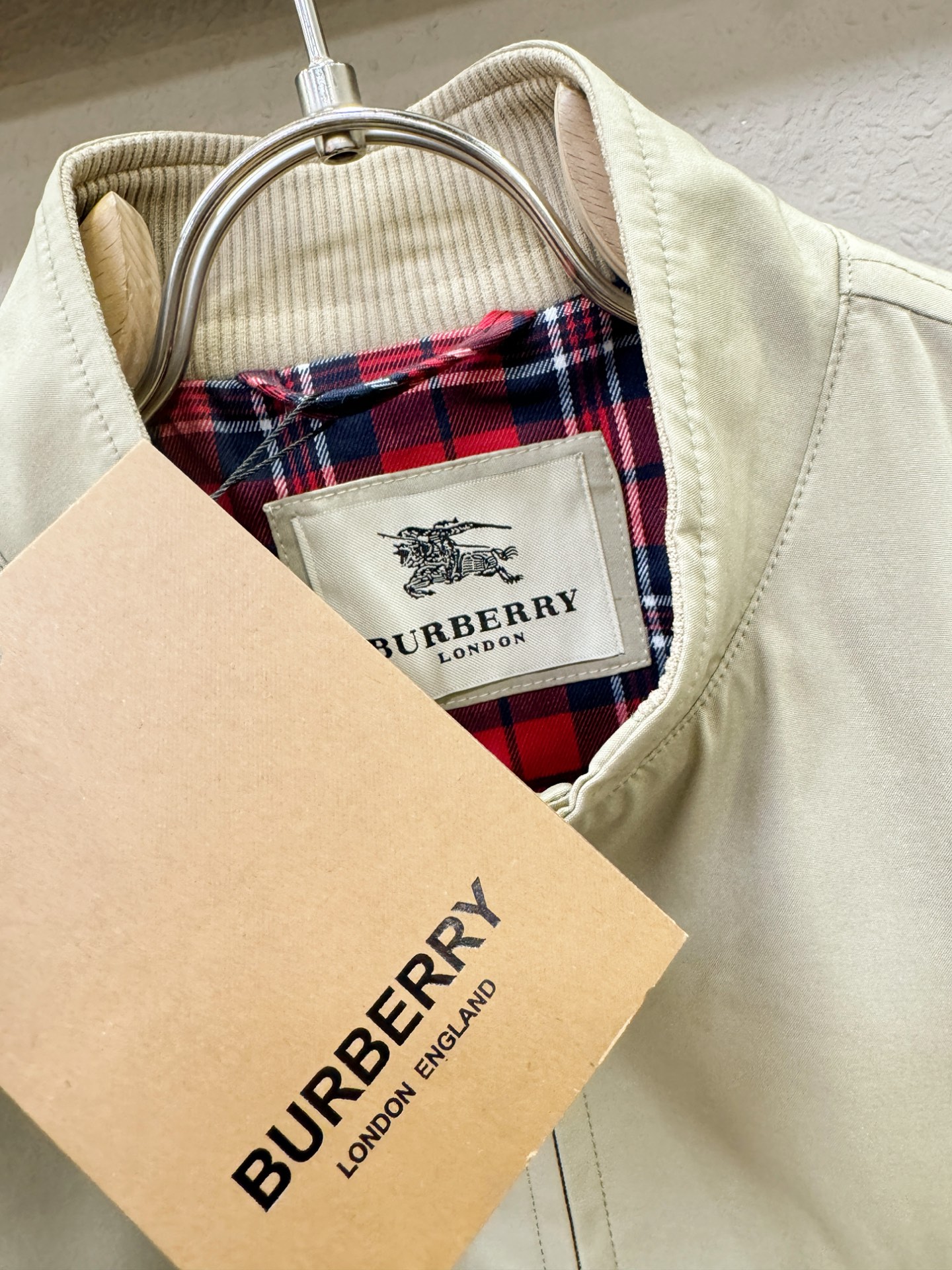 BURBERRY巴宝莉 2025秋冬新款夹克外套 定制面料 设计造型增添了一份干练与精神，精心挑选的高品