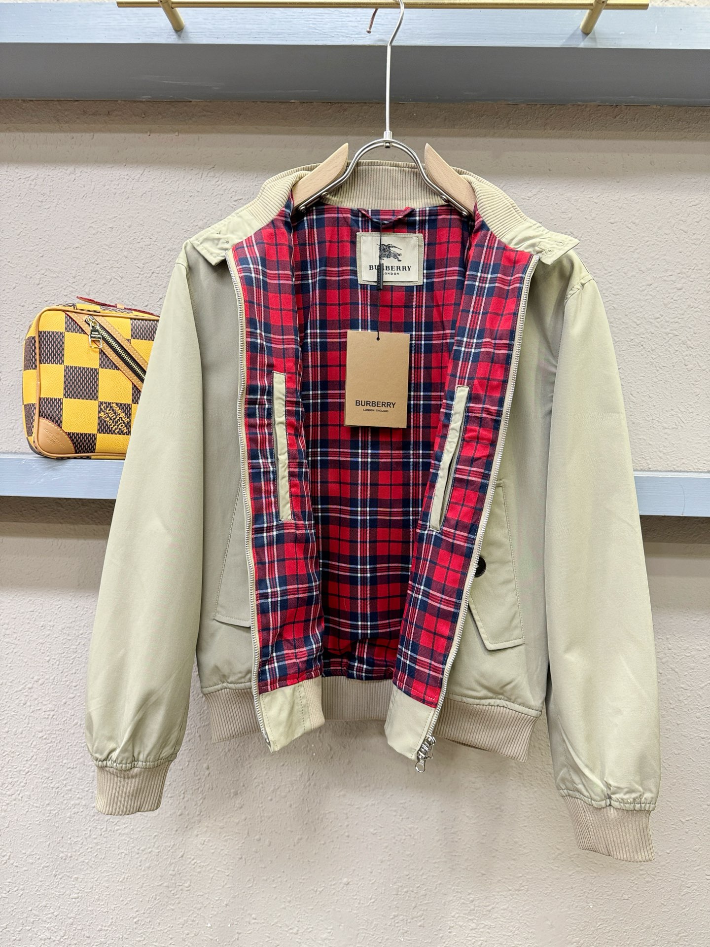 BURBERRY巴宝莉 2025秋冬新款夹克外套 定制面料 设计造型增添了一份干练与精神，精心挑选的高品