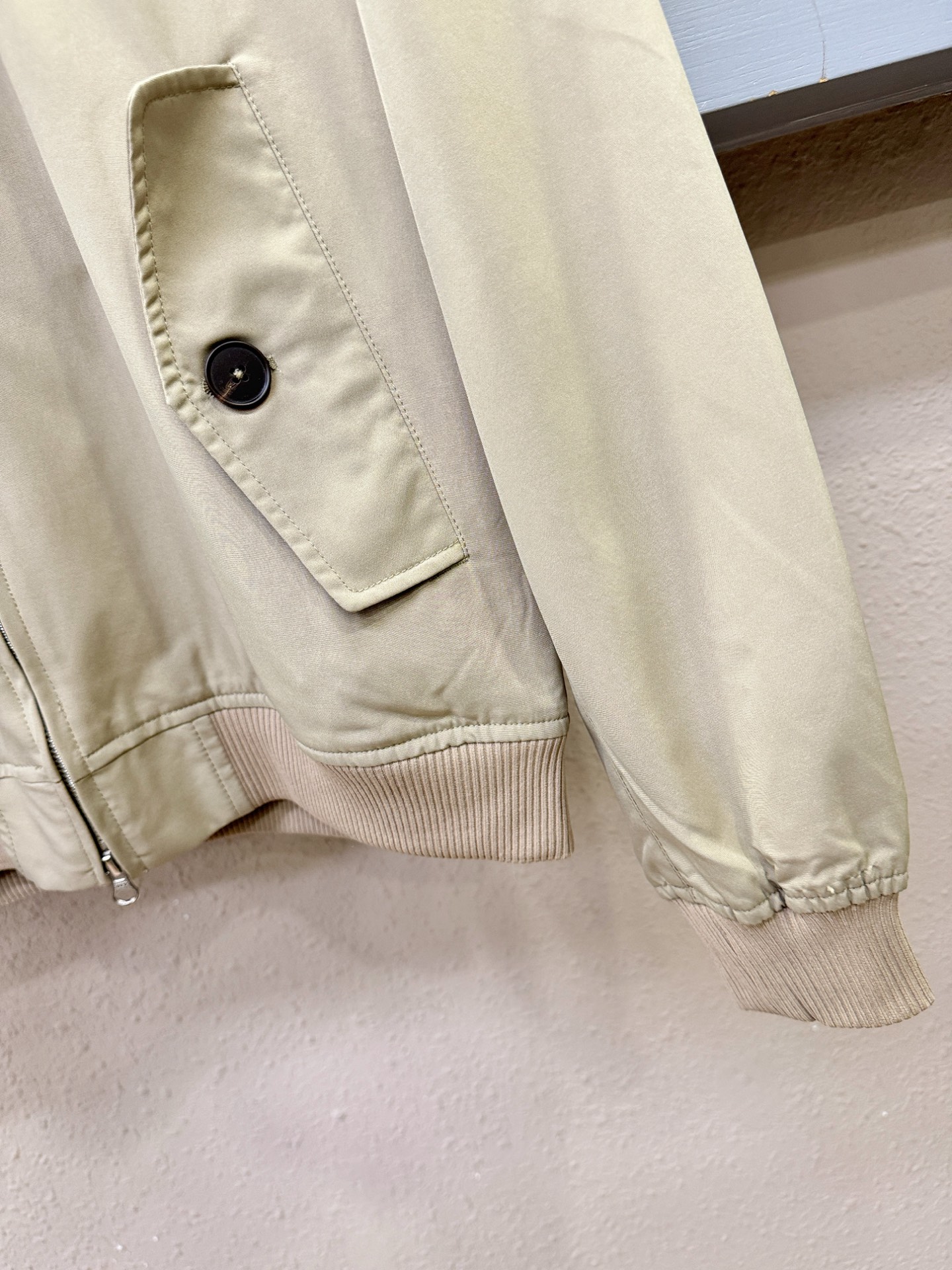 BURBERRY巴宝莉 2025秋冬新款夹克外套 定制面料 设计造型增添了一份干练与精神，精心挑选的高品