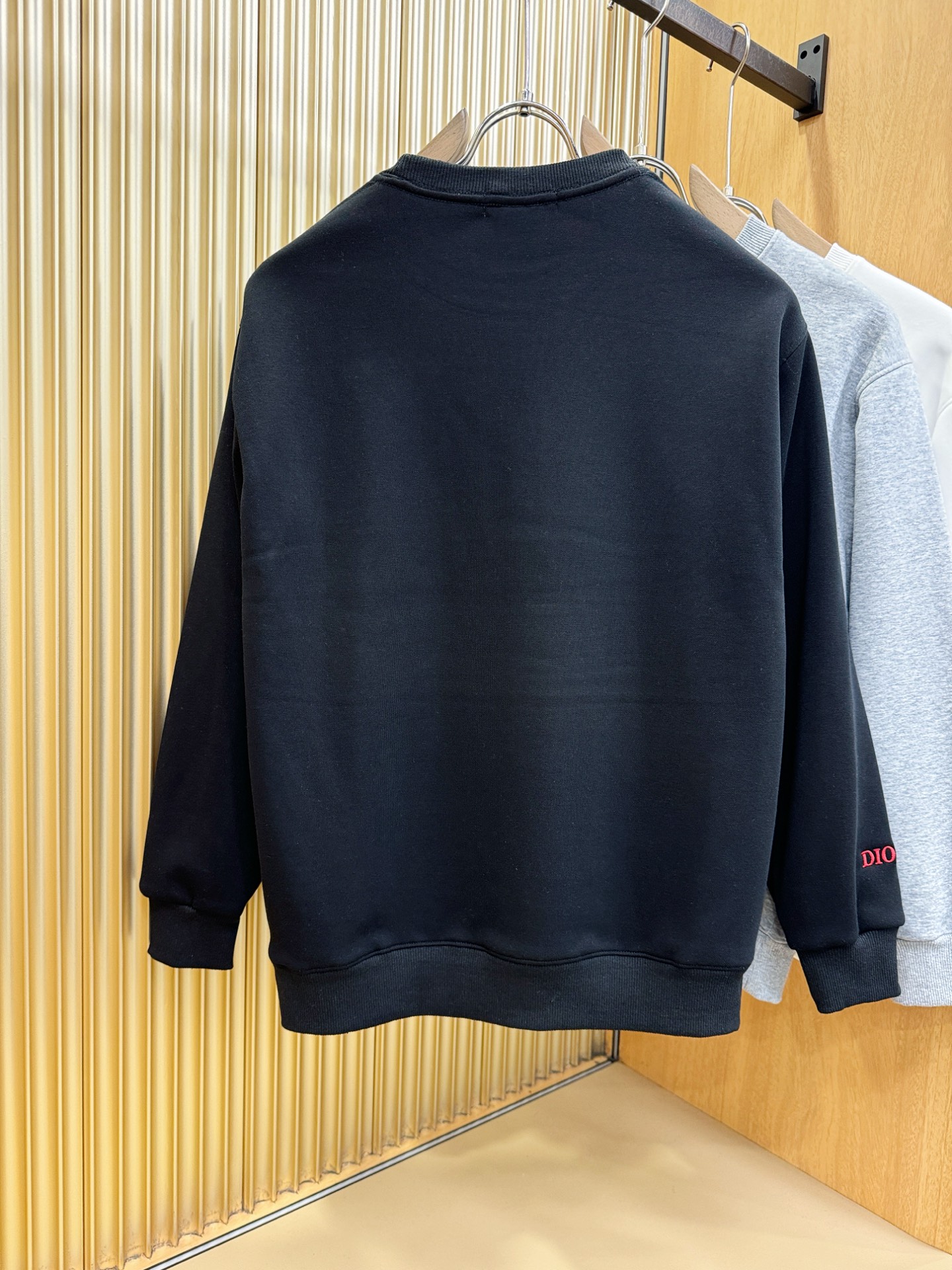 Dior迪奥 2025ss秋季新品 长袖卫衣，经典Logo设计，百搭款 官网同步发售 定制面料，柔软细腻