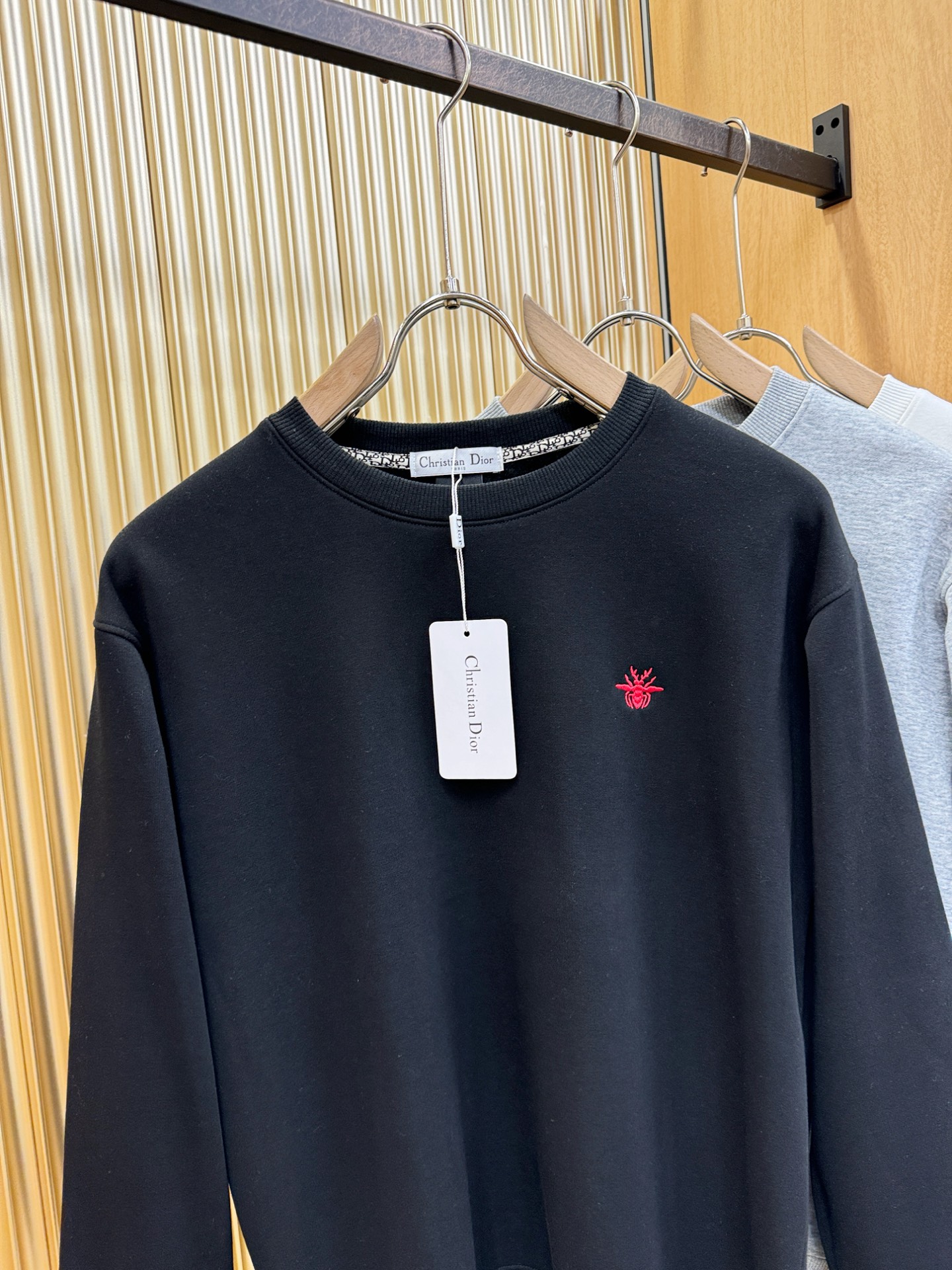 Dior迪奥 2025ss秋季新品 长袖卫衣，经典Logo设计，百搭款 官网同步发售 定制面料，柔软细腻