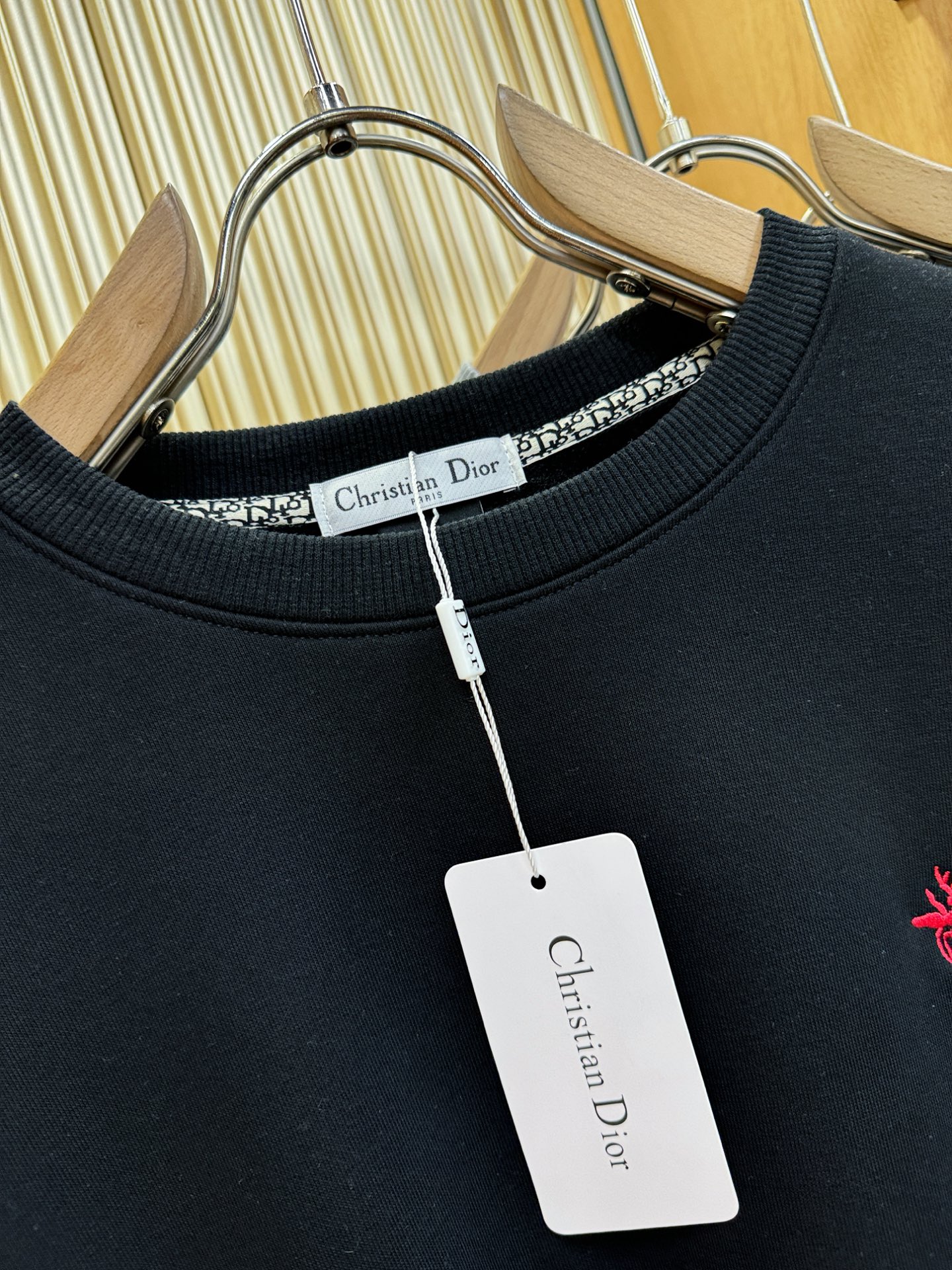 Dior迪奥 2025ss秋季新品 长袖卫衣，经典Logo设计，百搭款 官网同步发售 定制面料，柔软细腻