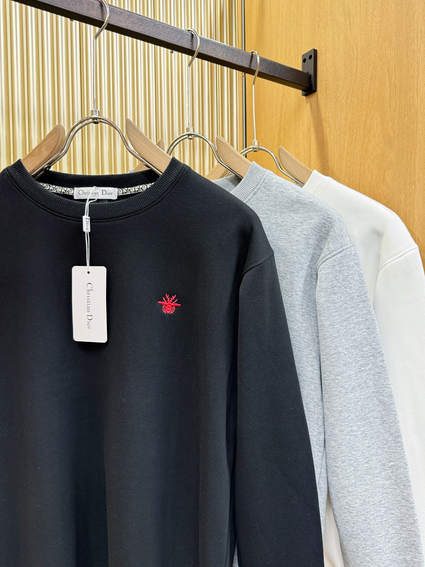 Dior迪奥 2025ss秋季新品 长袖卫衣，经典Logo设计，百搭款 官网同步发售 定制面料，柔软细腻