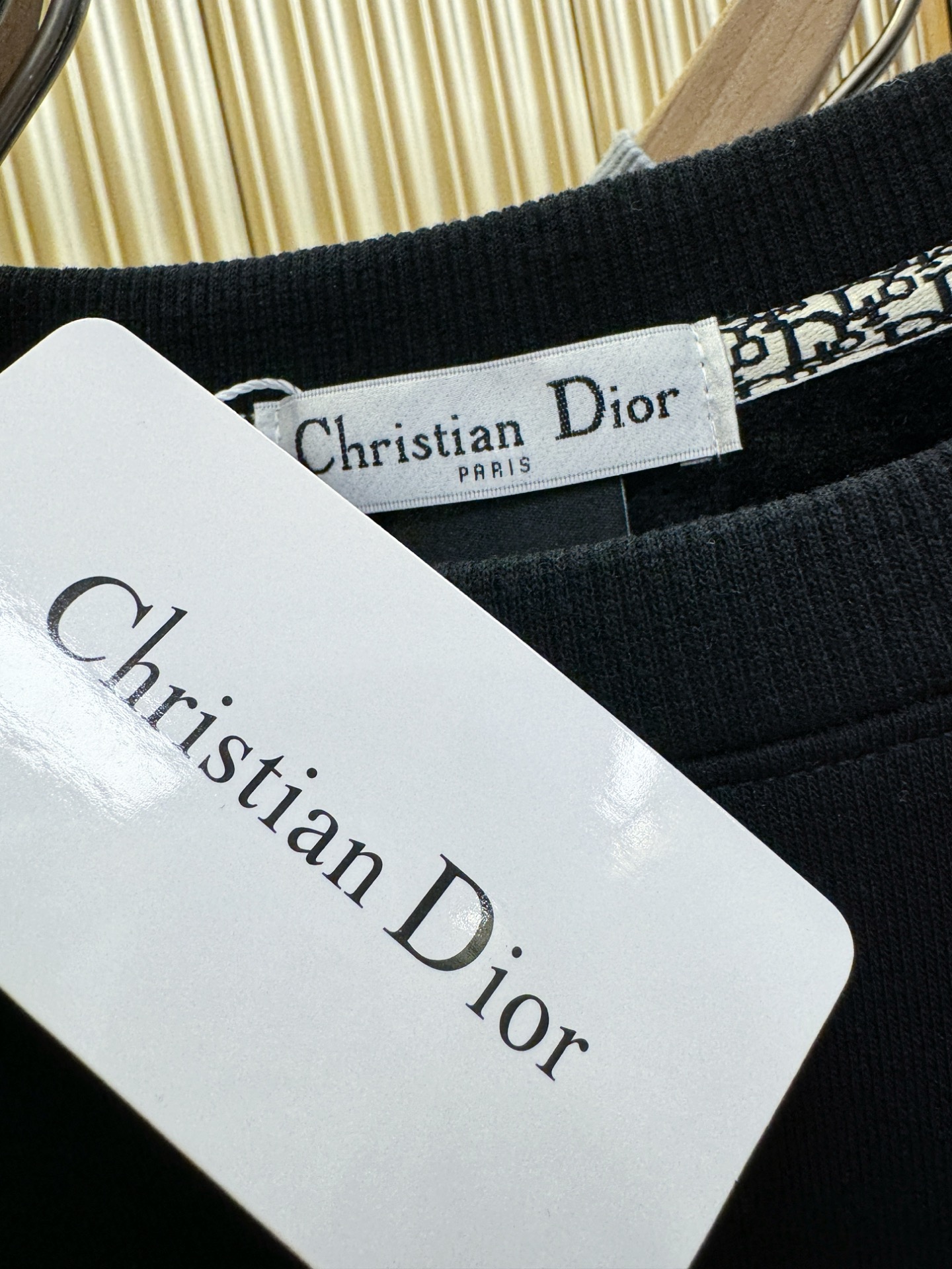 Dior迪奥 2025ss秋季新品 长袖卫衣，经典Logo设计，百搭款 官网同步发售 定制面料，柔软细腻