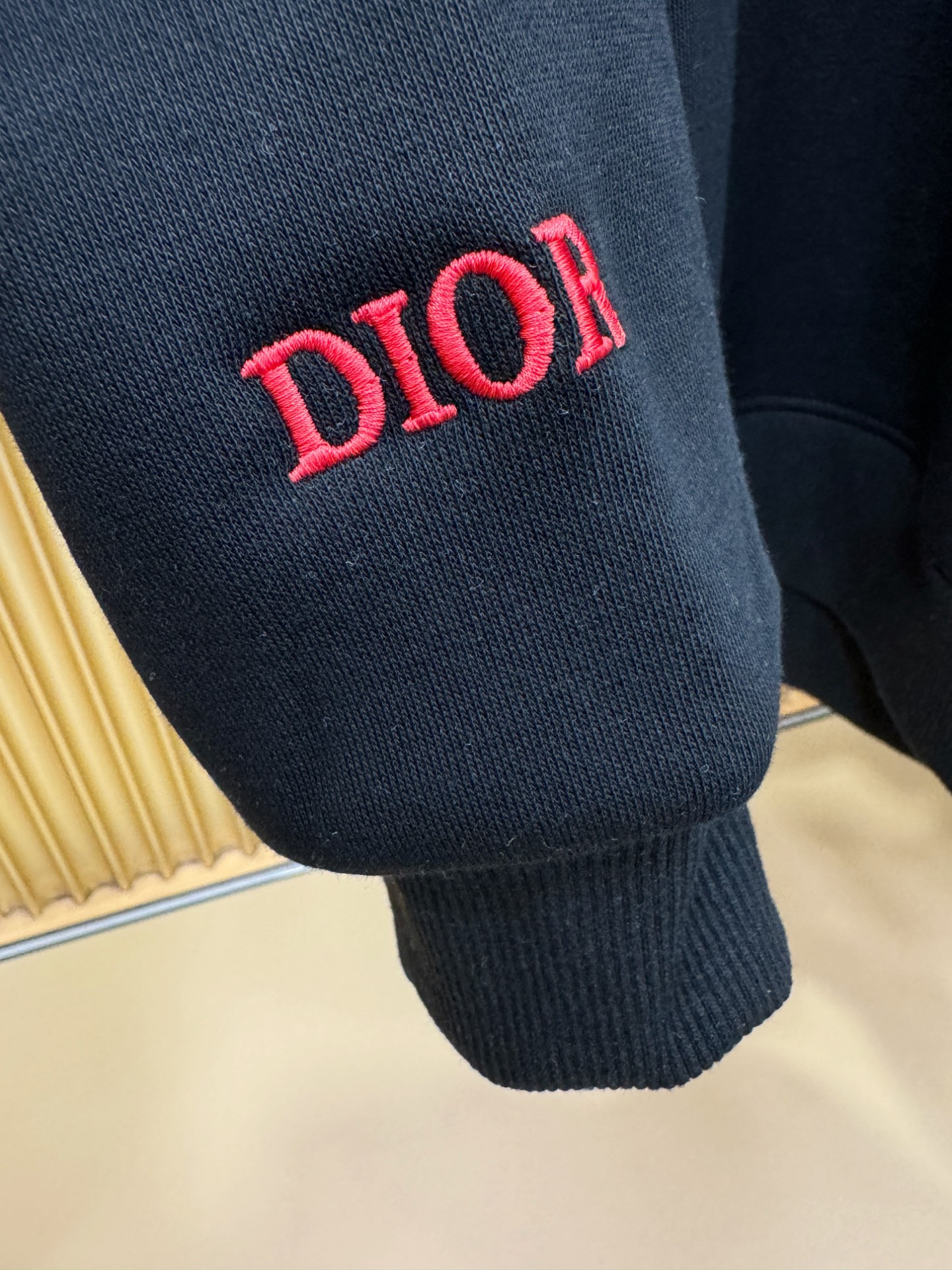 Dior迪奥 2025ss秋季新品 长袖卫衣，经典Logo设计，百搭款 官网同步发售 定制面料，柔软细腻