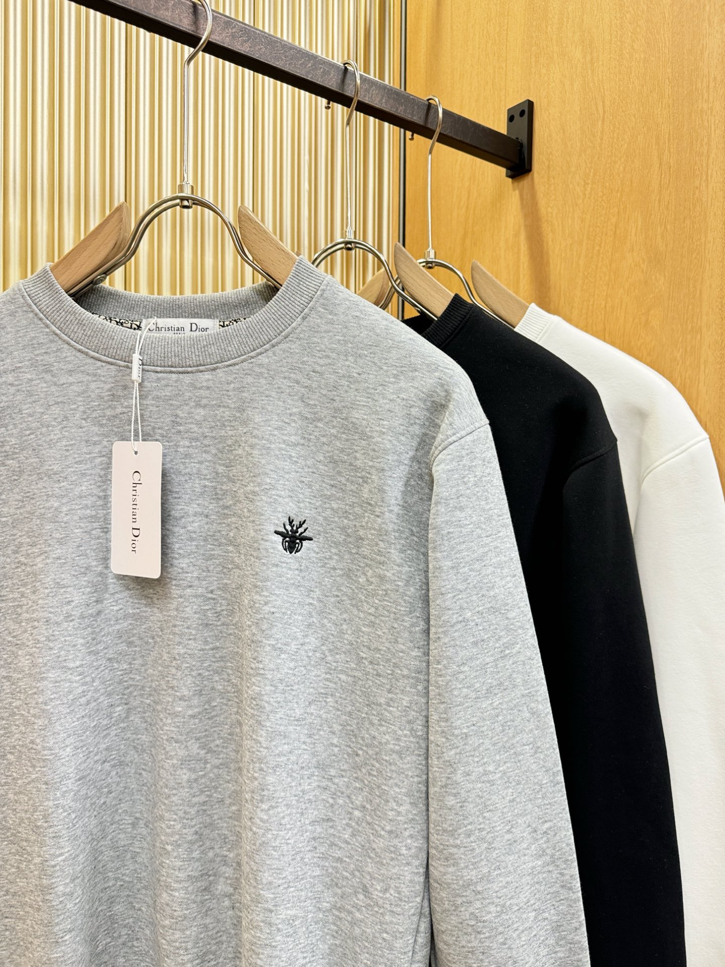 Dior迪奥 2025ss秋季新品 长袖卫衣，经典Logo设计，百搭款 官网同步发售 定制面料，柔软细腻