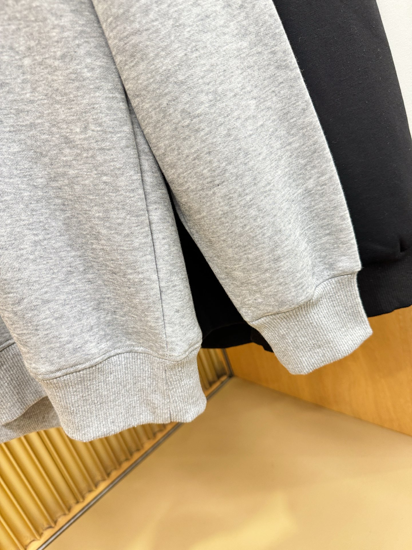 Dior迪奥 2025ss秋季新品 长袖卫衣，经典Logo设计，百搭款 官网同步发售 定制面料，柔软细腻