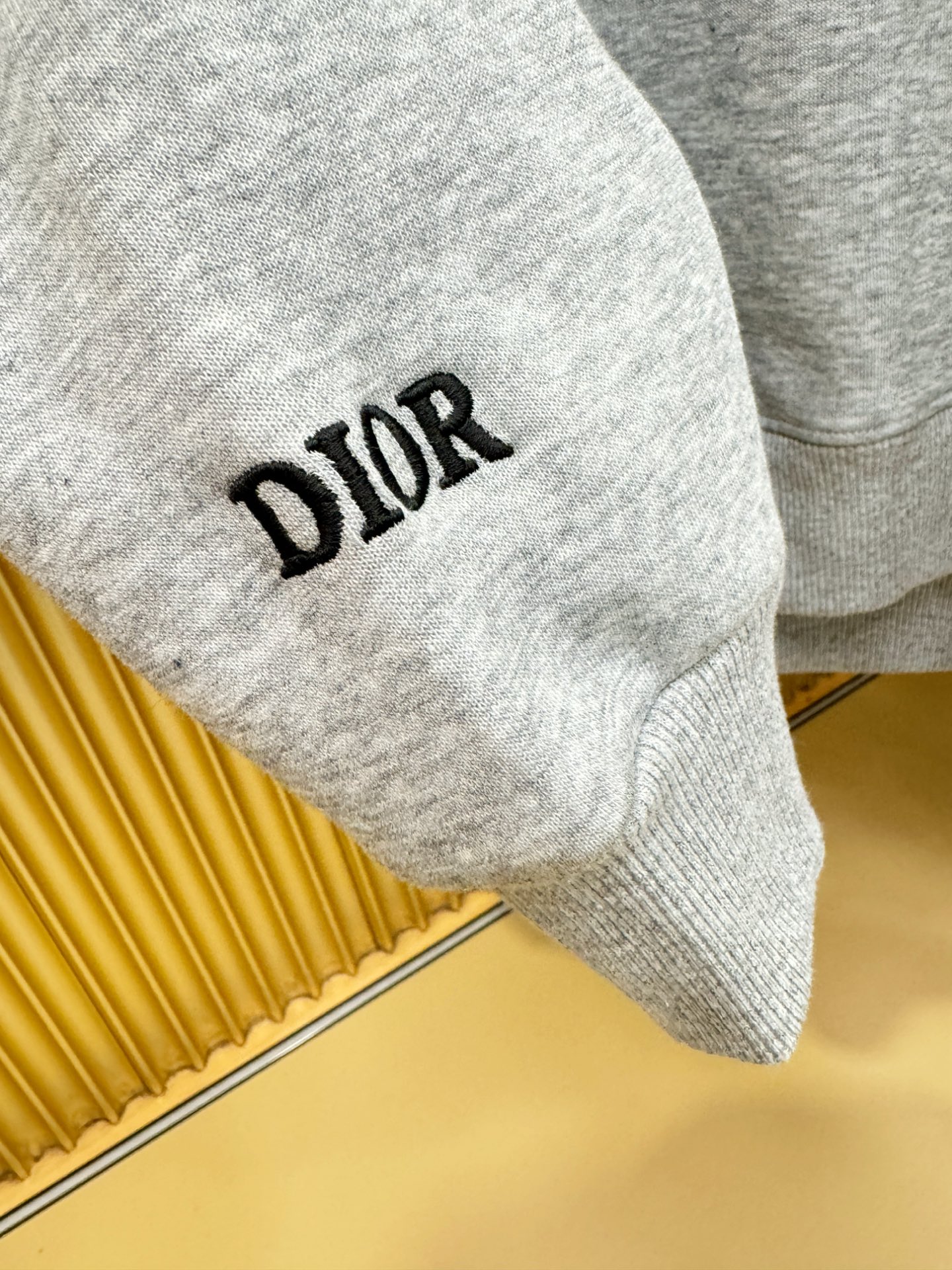 Dior迪奥 2025ss秋季新品 长袖卫衣，经典Logo设计，百搭款 官网同步发售 定制面料，柔软细腻