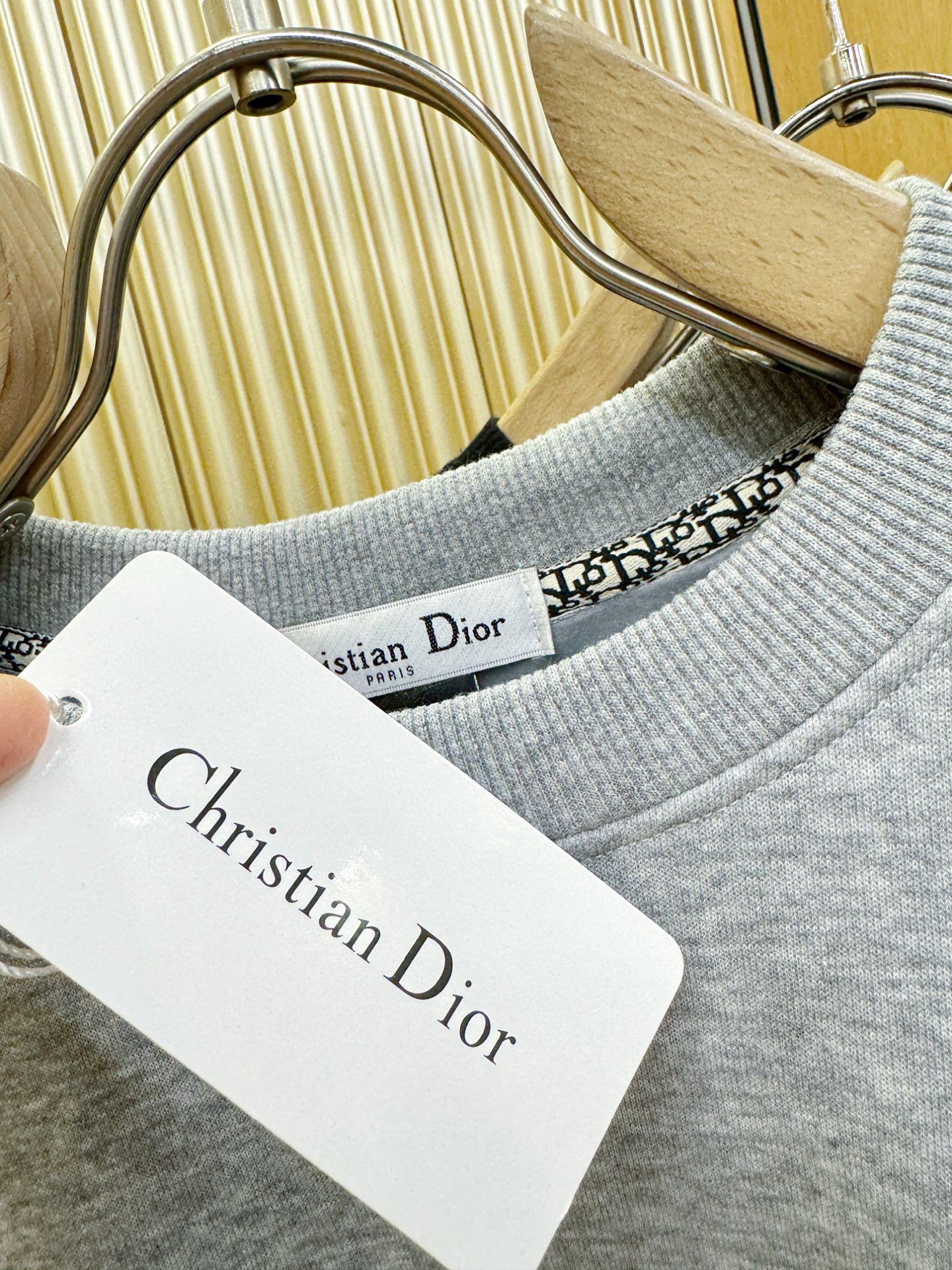 Dior迪奥 2025ss秋季新品 长袖卫衣，经典Logo设计，百搭款 官网同步发售 定制面料，柔软细腻