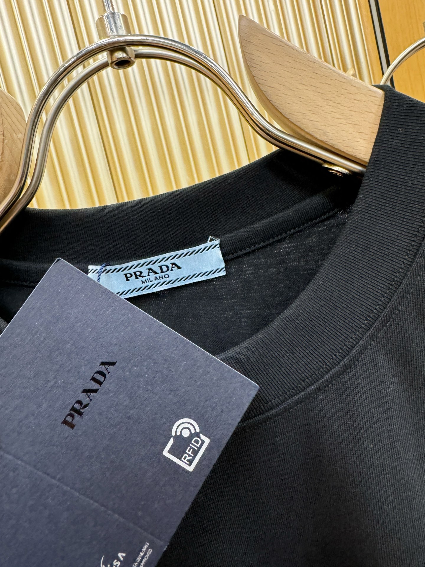 PRADA 普拉达 2026新款短袖T恤！走秀图案时尚休闲短袖T恤衫！设计logo设计！极具设计精选客供