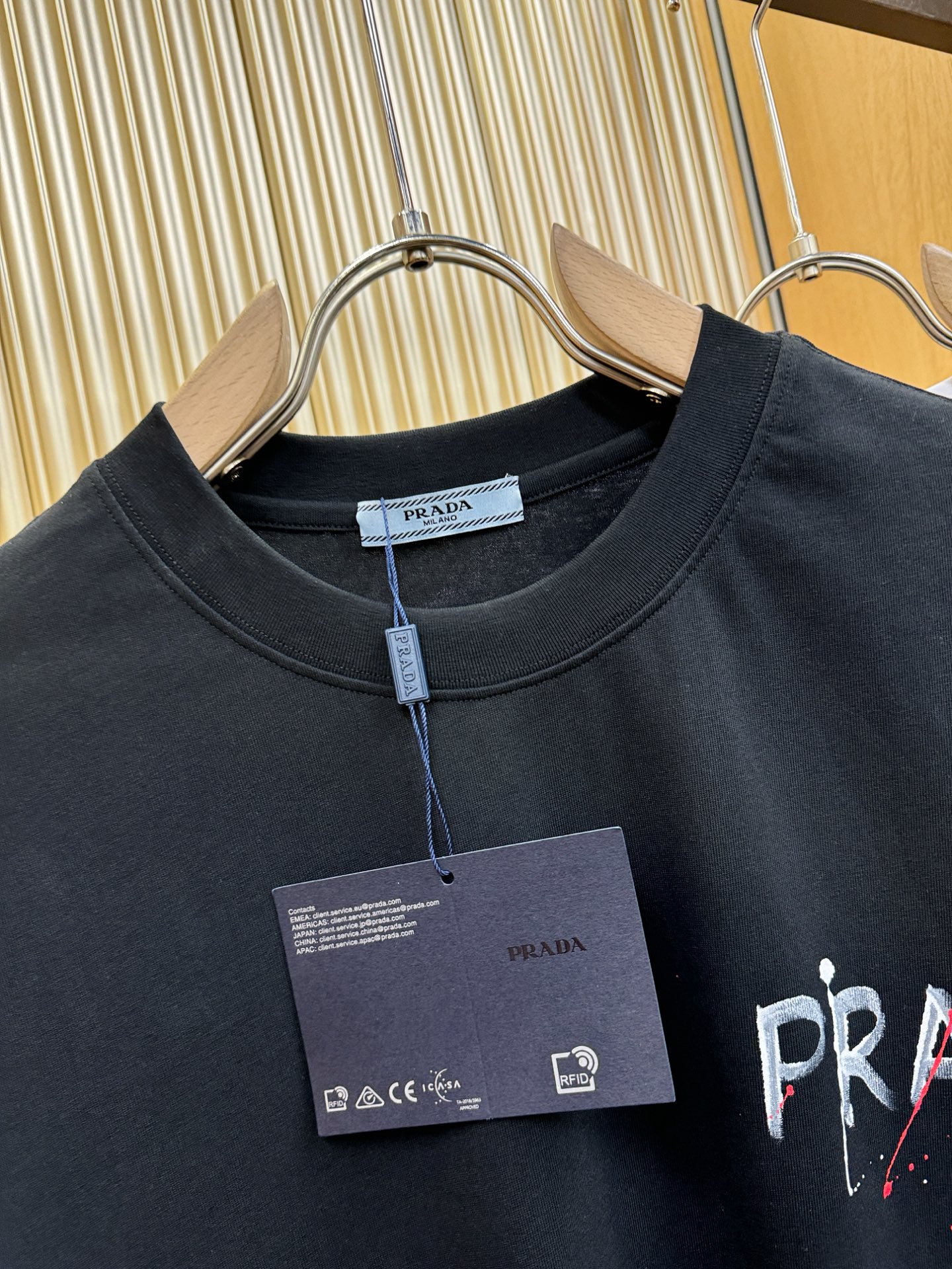 PRADA 普拉达 2026新款短袖T恤！走秀图案时尚休闲短袖T恤衫！设计logo设计！极具设计精选客供