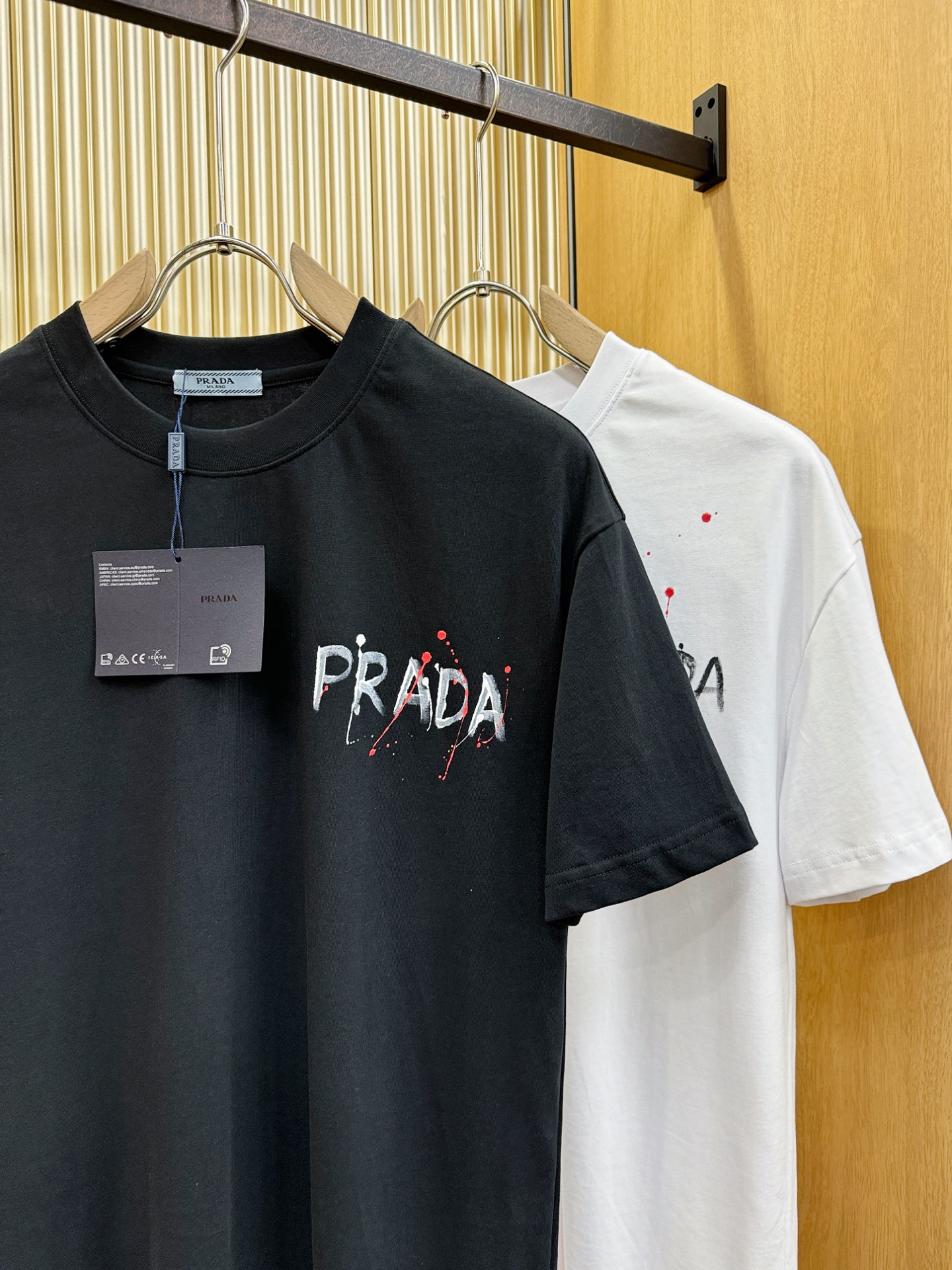PRADA 普拉达 2026新款短袖T恤！走秀图案时尚休闲短袖T恤衫！设计logo设计！极具设计精选客供