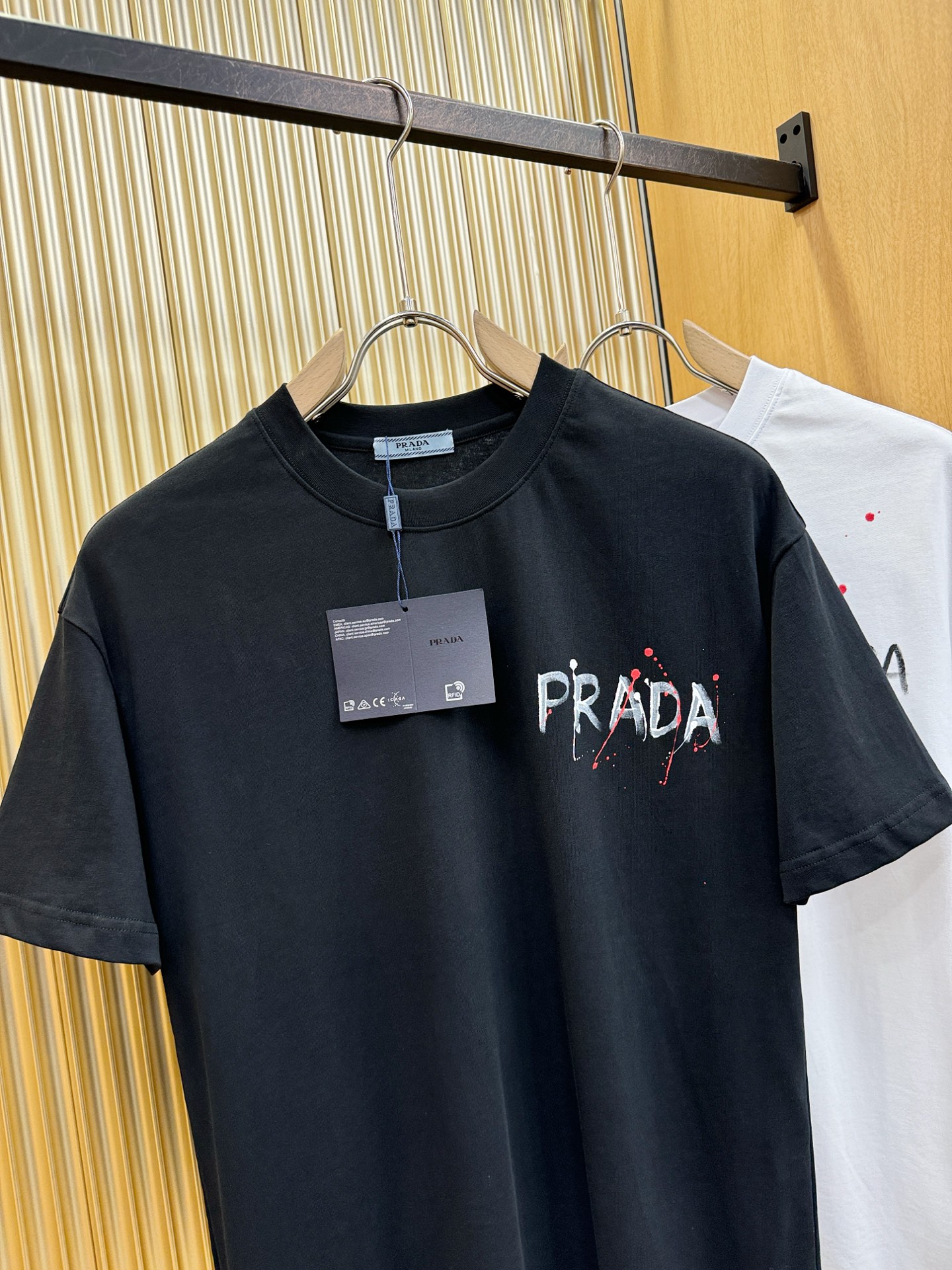 PRADA 普拉达 2026新款短袖T恤！走秀图案时尚休闲短袖T恤衫！设计logo设计！极具设计精选客供