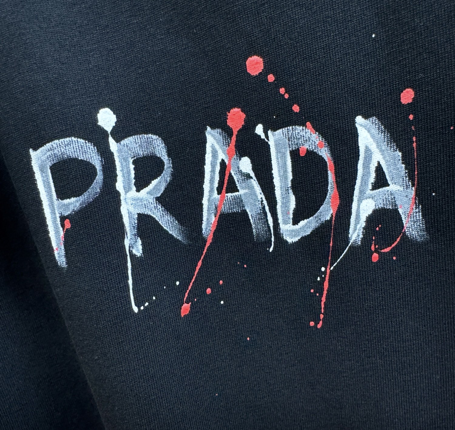 PRADA 普拉达 2026新款短袖T恤！走秀图案时尚休闲短袖T恤衫！设计logo设计！极具设计精选客供