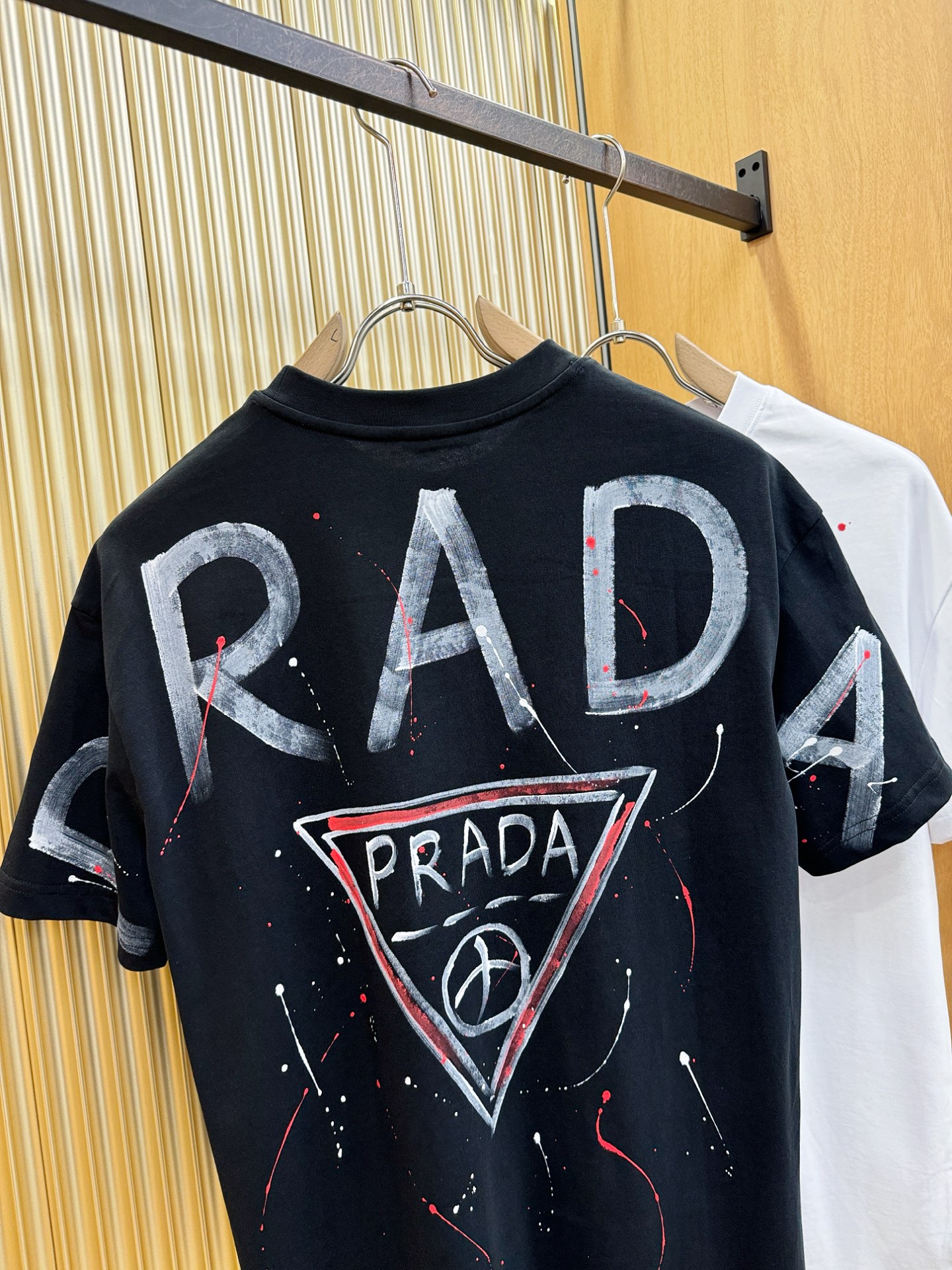 PRADA 普拉达 2026新款短袖T恤！走秀图案时尚休闲短袖T恤衫！设计logo设计！极具设计精选客供