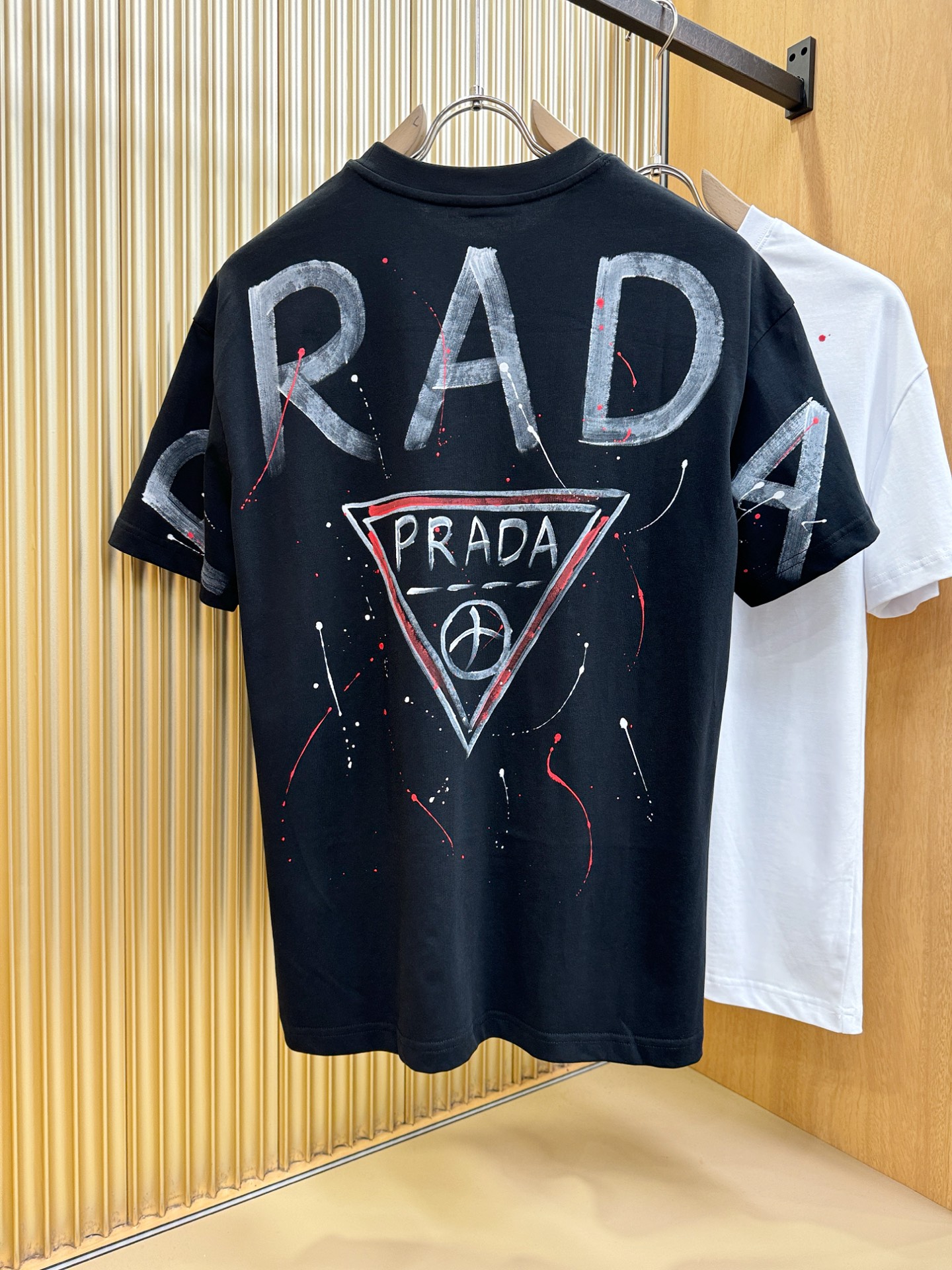 PRADA 普拉达 2026新款短袖T恤！走秀图案时尚休闲短袖T恤衫！设计logo设计！极具设计精选客供