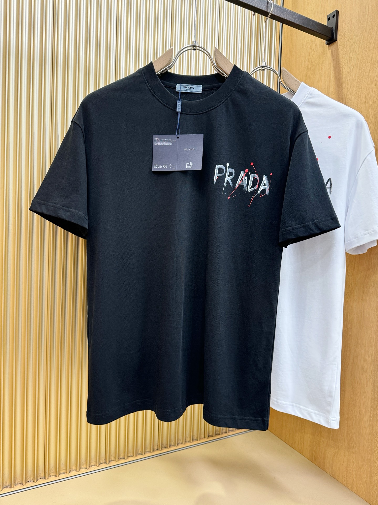 PRADA 普拉达 2026新款短袖T恤！走秀图案时尚休闲短袖T恤衫！设计logo设计！极具设计精选客供
