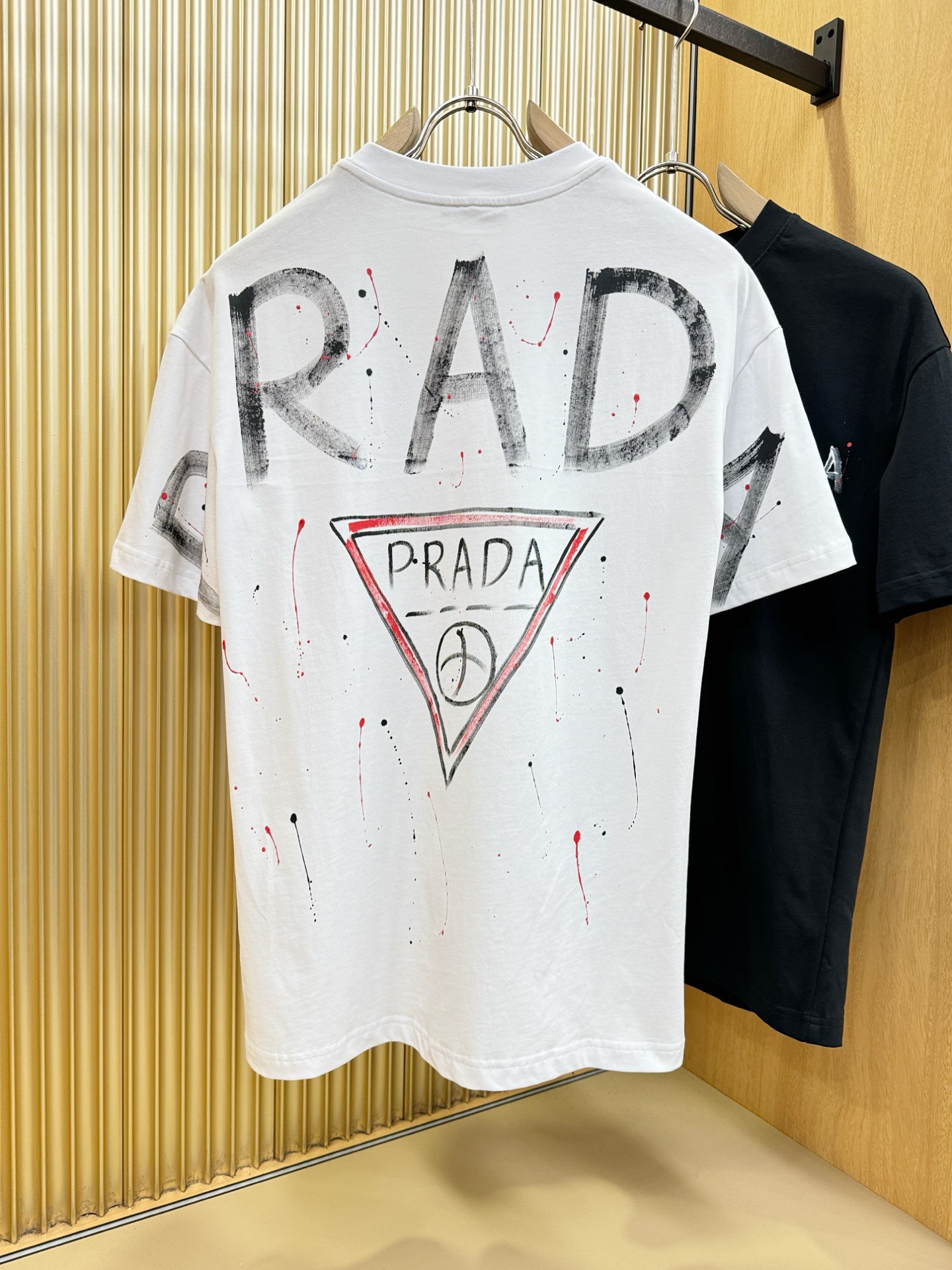 PRADA 普拉达 2026新款短袖T恤！走秀图案时尚休闲短袖T恤衫！设计logo设计！极具设计精选客供